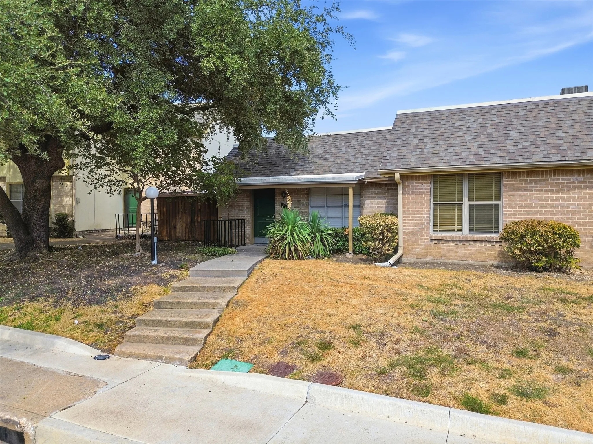 Townhouse For Sale in Dallas County , 13915 Brookgreen Drive, Dallas, Texas 75240, 2 Bedroom, 2 Bathroom, Garage spaces, 937 Sqft, built in 1969, mls#21393473, Real Estate Agent in Dallas, Homes For Sale in Dallas county, Homes For Sale in Dallas, Realtor in Dallas Texas, Real Estate Brokerage Independent Realty Texas, Luminita Cordes Realtor