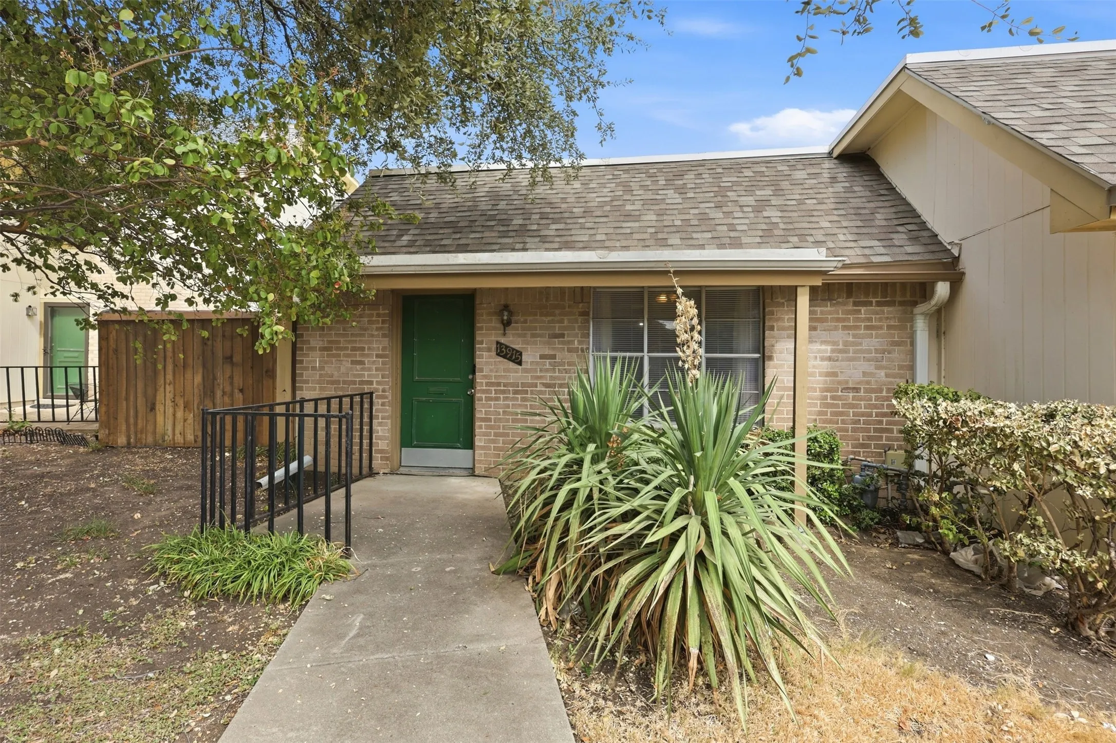 Townhouse For Sale in Dallas County , 13915 Brookgreen Drive, Dallas, Texas 75240, 2 Bedroom, 2 Bathroom, Garage spaces, 937 Sqft, built in 1969, mls#21393473, Real Estate Agent in Dallas, Homes For Sale in Dallas county, Homes For Sale in Dallas, Realtor in Dallas Texas, Real Estate Brokerage Independent Realty Texas, Luminita Cordes Realtor