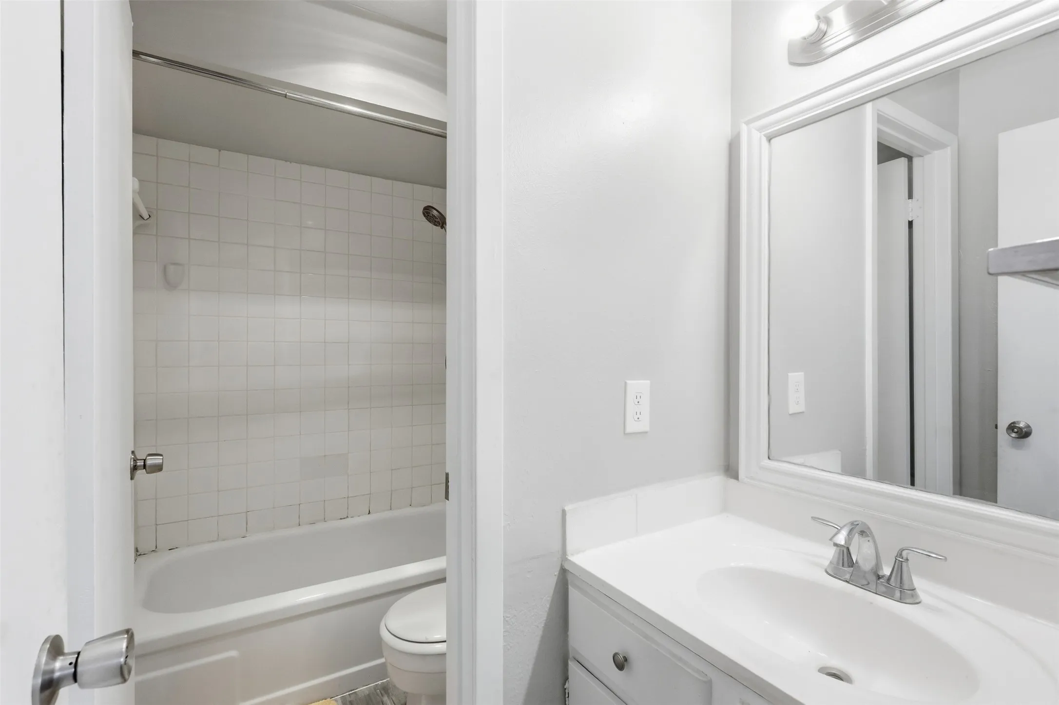 Townhouse For Sale in Dallas County , 13915 Brookgreen Drive, Dallas, Texas 75240, 2 Bedroom, 2 Bathroom, Garage spaces, 937 Sqft, built in 1969, mls#21393473, Real Estate Agent in Dallas, Homes For Sale in Dallas county, Homes For Sale in Dallas, Realtor in Dallas Texas, Real Estate Brokerage Independent Realty Texas, Luminita Cordes Realtor