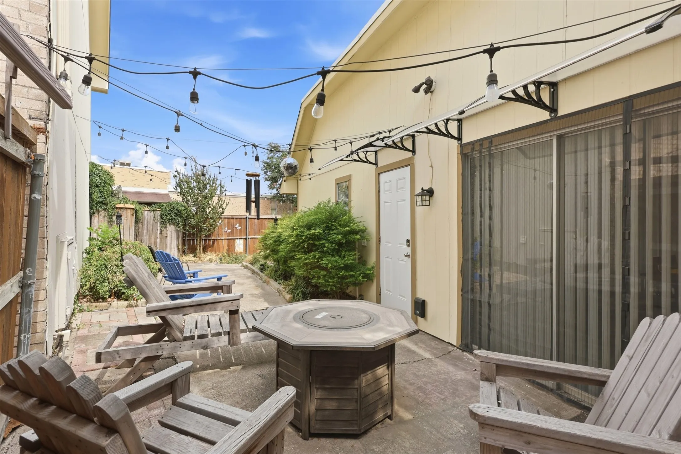 Townhouse For Sale in Dallas County , 13915 Brookgreen Drive, Dallas, Texas 75240, 2 Bedroom, 2 Bathroom, Garage spaces, 937 Sqft, built in 1969, mls#21393473, Real Estate Agent in Dallas, Homes For Sale in Dallas county, Homes For Sale in Dallas, Realtor in Dallas Texas, Real Estate Brokerage Independent Realty Texas, Luminita Cordes Realtor