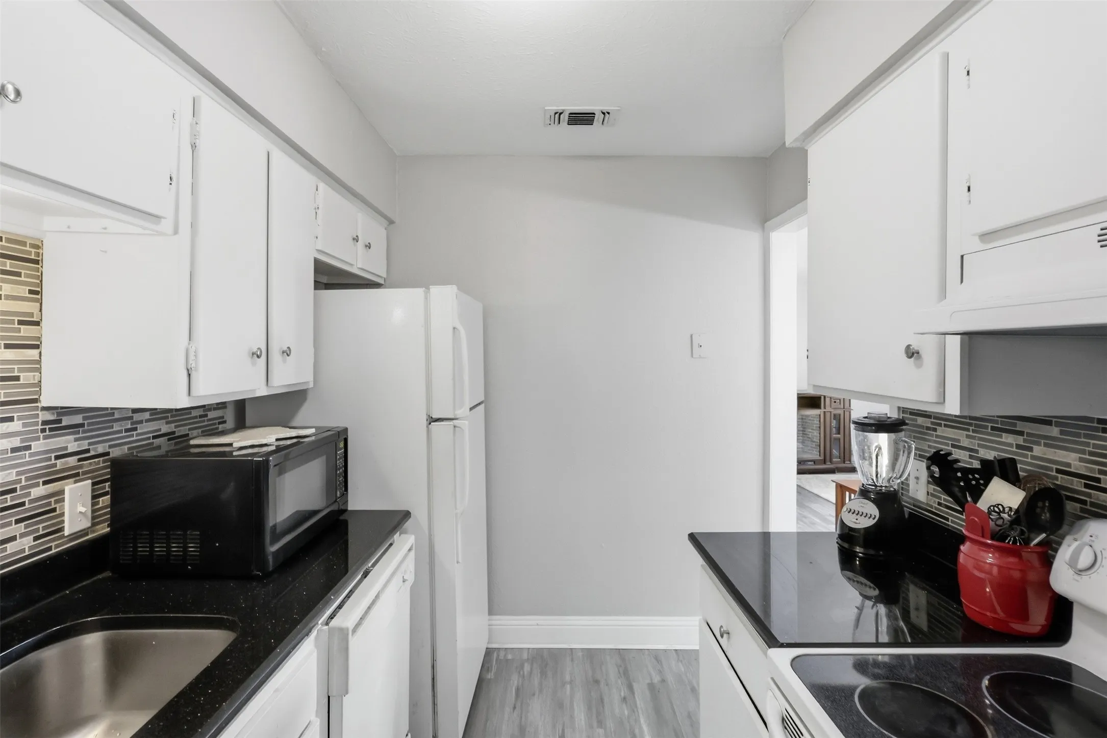 Townhouse For Sale in Dallas County , 13915 Brookgreen Drive, Dallas, Texas 75240, 2 Bedroom, 2 Bathroom, Garage spaces, 937 Sqft, built in 1969, mls#21393473, Real Estate Agent in Dallas, Homes For Sale in Dallas county, Homes For Sale in Dallas, Realtor in Dallas Texas, Real Estate Brokerage Independent Realty Texas, Luminita Cordes Realtor