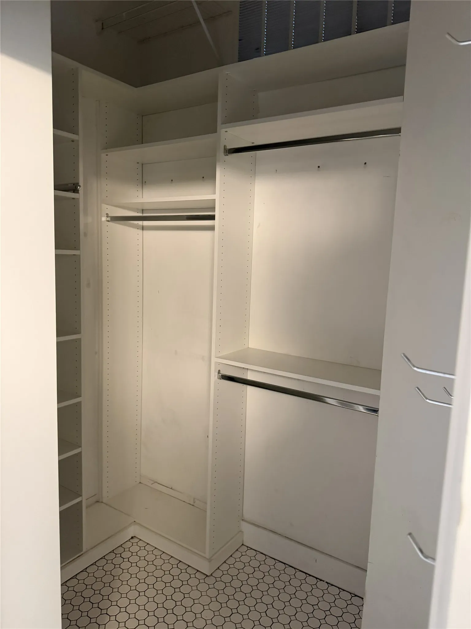 Condominium For Sale in Dallas County , 2502 Live Oak 301, Dallas, Texas 75204, 1 Bedroom, 1 Bathroom, 2 Garage spaces, 851 Sqft, built in 1998, mls#21401818, Real Estate Agent in Dallas, Homes For Sale in Dallas county, Homes For Sale in Dallas, Realtor in Dallas Texas, Real Estate Brokerage Independent Realty Texas, Luminita Cordes Realtor