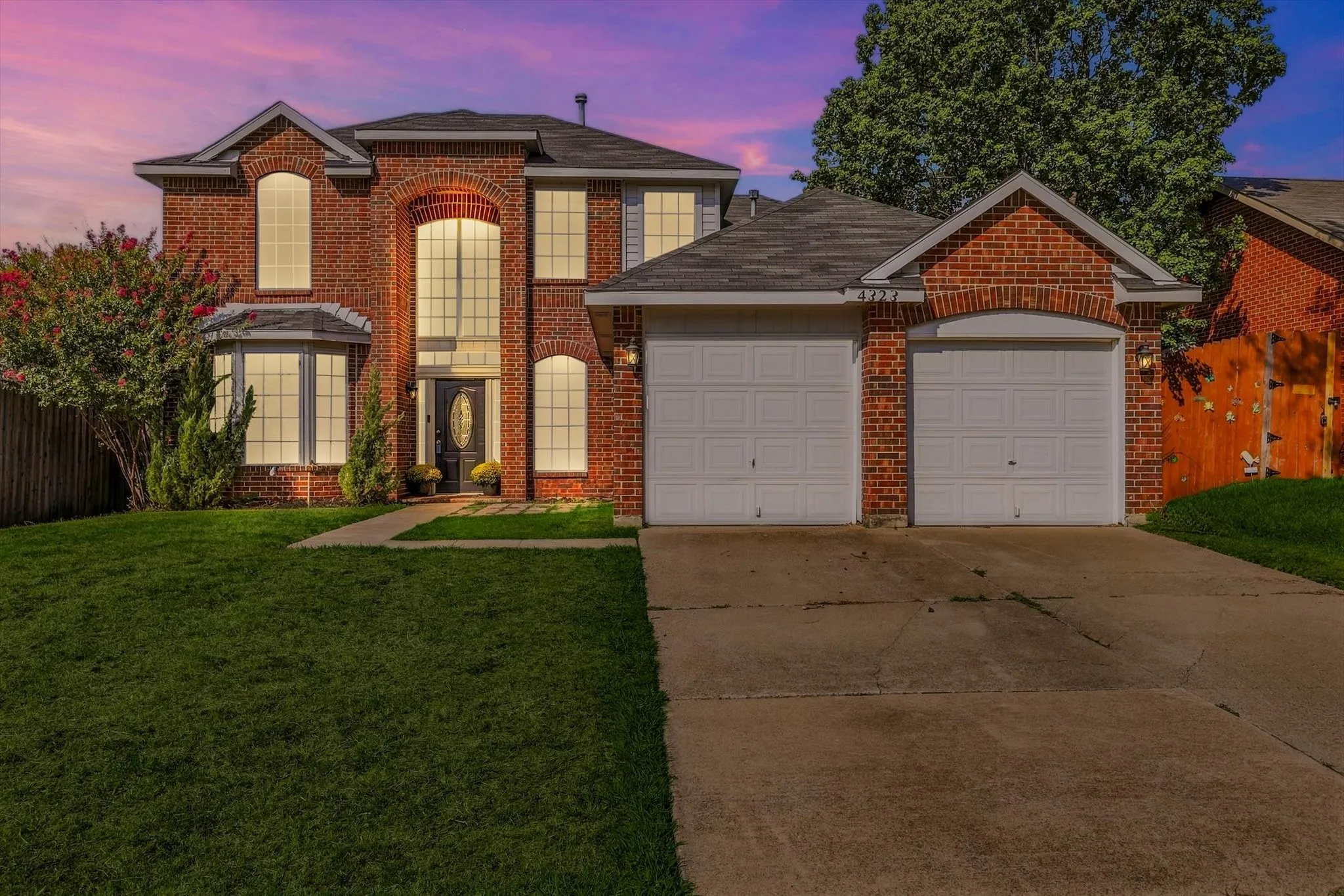 Single Family Residence For Sale in Tarrant County , 4323 Briar Hill Drive, Grand Prairie, Texas 75052, 3 Bedroom, 3 Bathroom, 2 Garage spaces, 2,036 Sqft, built in 1990, mls#21399930, Real Estate Agent in Grand Prairie, Homes For Sale in Tarrant county, Homes For Sale in Grand Prairie, Realtor in Grand Prairie Texas, Real Estate Brokerage Independent Realty Texas, Luminita Cordes Realtor