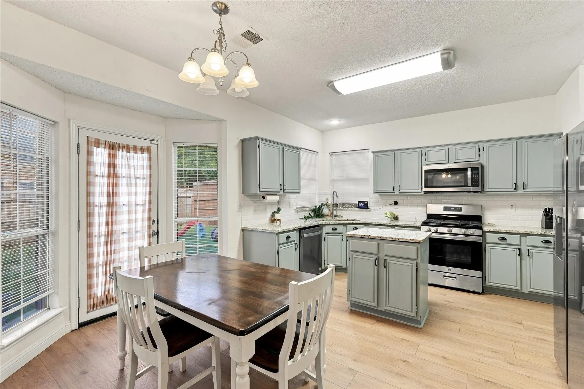Single Family Residence For Sale in Tarrant County , 4323 Briar Hill Drive, Grand Prairie, Texas 75052, 3 Bedroom, 3 Bathroom, 2 Garage spaces, 2,036 Sqft, built in 1990, mls#21399930, Real Estate Agent in Grand Prairie, Homes For Sale in Tarrant county, Homes For Sale in Grand Prairie, Realtor in Grand Prairie Texas, Real Estate Brokerage Independent Realty Texas, Luminita Cordes Realtor