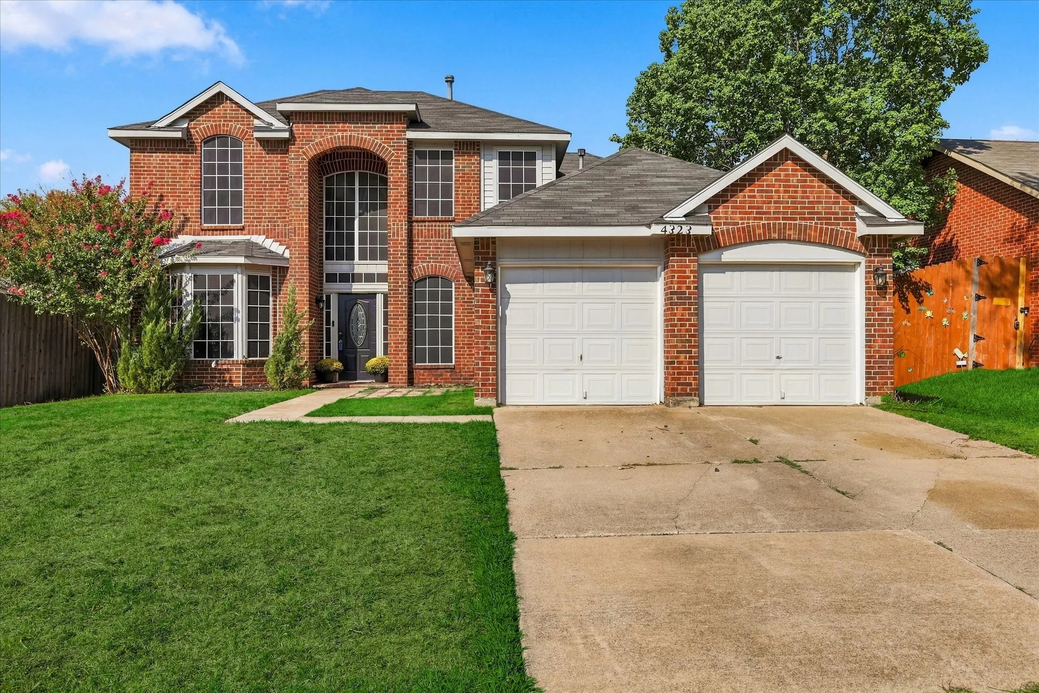 Single Family Residence For Sale in Tarrant County , 4323 Briar Hill Drive, Grand Prairie, Texas 75052, 3 Bedroom, 3 Bathroom, 2 Garage spaces, 2,036 Sqft, built in 1990, mls#21399930, Real Estate Agent in Grand Prairie, Homes For Sale in Tarrant county, Homes For Sale in Grand Prairie, Realtor in Grand Prairie Texas, Real Estate Brokerage Independent Realty Texas, Luminita Cordes Realtor