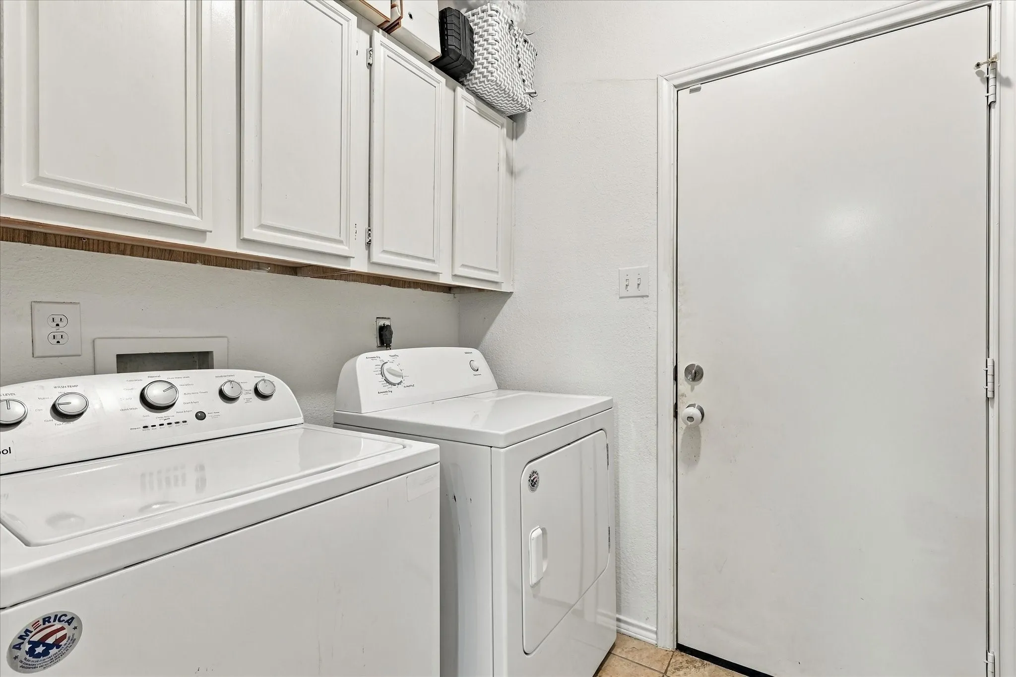 Single Family Residence For Sale in Tarrant County , 4323 Briar Hill Drive, Grand Prairie, Texas 75052, 3 Bedroom, 3 Bathroom, 2 Garage spaces, 2,036 Sqft, built in 1990, mls#21399930, Real Estate Agent in Grand Prairie, Homes For Sale in Tarrant county, Homes For Sale in Grand Prairie, Realtor in Grand Prairie Texas, Real Estate Brokerage Independent Realty Texas, Luminita Cordes Realtor