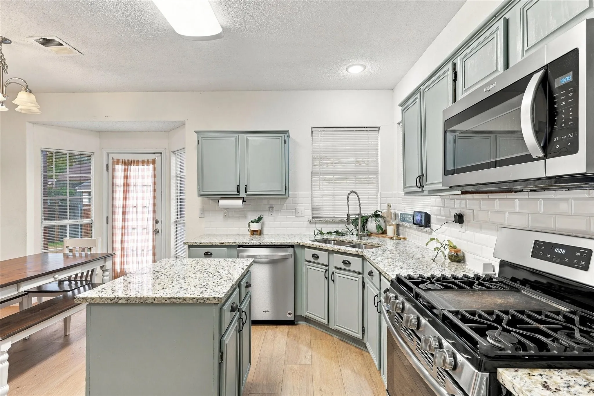 Single Family Residence For Sale in Tarrant County , 4323 Briar Hill Drive, Grand Prairie, Texas 75052, 3 Bedroom, 3 Bathroom, 2 Garage spaces, 2,036 Sqft, built in 1990, mls#21399930, Real Estate Agent in Grand Prairie, Homes For Sale in Tarrant county, Homes For Sale in Grand Prairie, Realtor in Grand Prairie Texas, Real Estate Brokerage Independent Realty Texas, Luminita Cordes Realtor