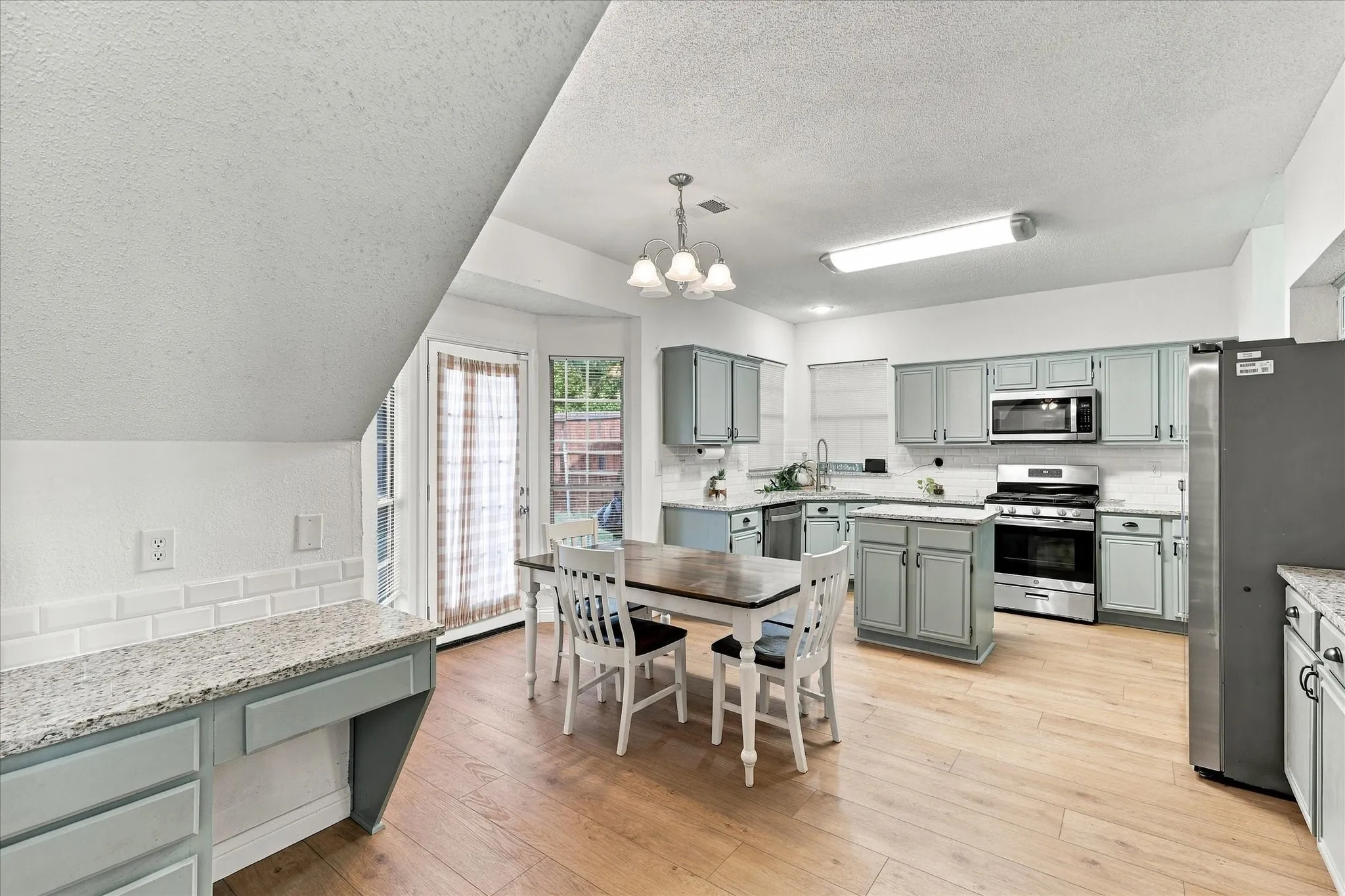 Single Family Residence For Sale in Tarrant County , 4323 Briar Hill Drive, Grand Prairie, Texas 75052, 3 Bedroom, 3 Bathroom, 2 Garage spaces, 2,036 Sqft, built in 1990, mls#21399930, Real Estate Agent in Grand Prairie, Homes For Sale in Tarrant county, Homes For Sale in Grand Prairie, Realtor in Grand Prairie Texas, Real Estate Brokerage Independent Realty Texas, Luminita Cordes Realtor