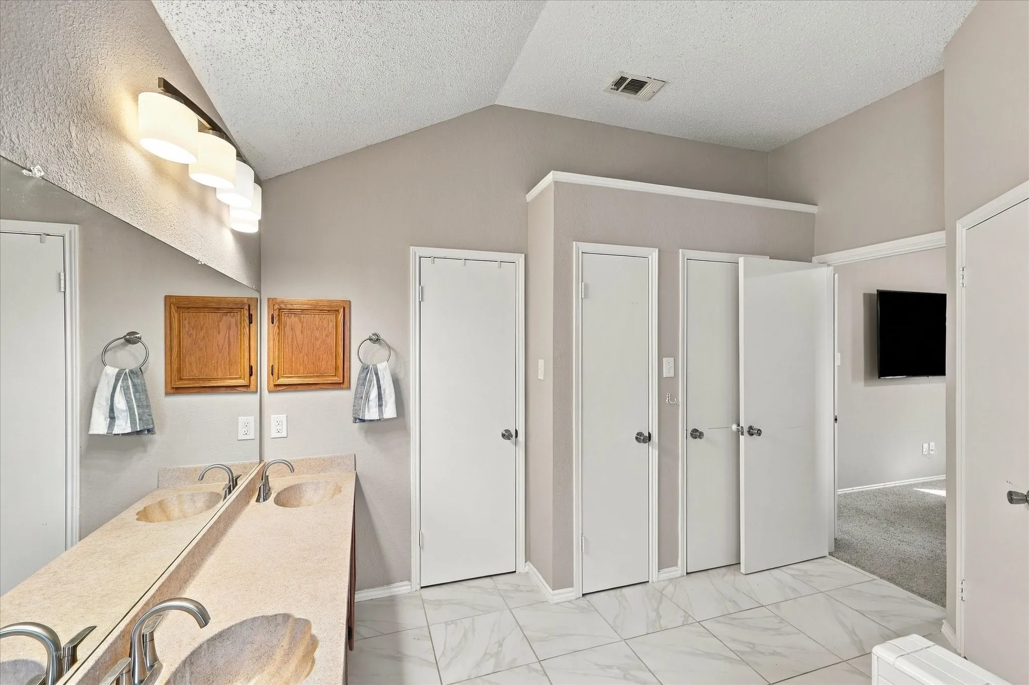 Single Family Residence For Sale in Tarrant County , 4323 Briar Hill Drive, Grand Prairie, Texas 75052, 3 Bedroom, 3 Bathroom, 2 Garage spaces, 2,036 Sqft, built in 1990, mls#21399930, Real Estate Agent in Grand Prairie, Homes For Sale in Tarrant county, Homes For Sale in Grand Prairie, Realtor in Grand Prairie Texas, Real Estate Brokerage Independent Realty Texas, Luminita Cordes Realtor