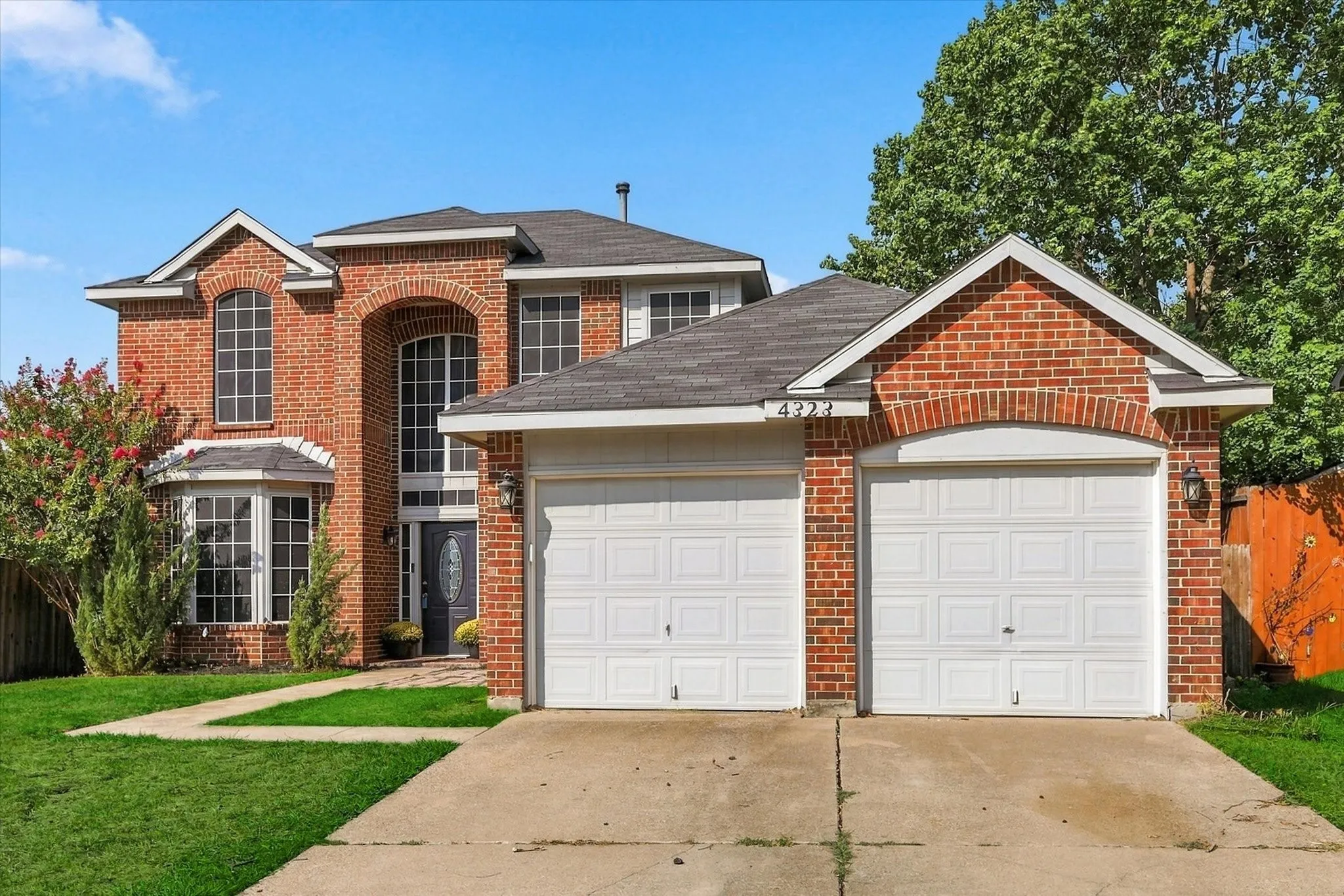 Single Family Residence For Sale in Tarrant County , 4323 Briar Hill Drive, Grand Prairie, Texas 75052, 3 Bedroom, 3 Bathroom, 2 Garage spaces, 2,036 Sqft, built in 1990, mls#21399930, Real Estate Agent in Grand Prairie, Homes For Sale in Tarrant county, Homes For Sale in Grand Prairie, Realtor in Grand Prairie Texas, Real Estate Brokerage Independent Realty Texas, Luminita Cordes Realtor