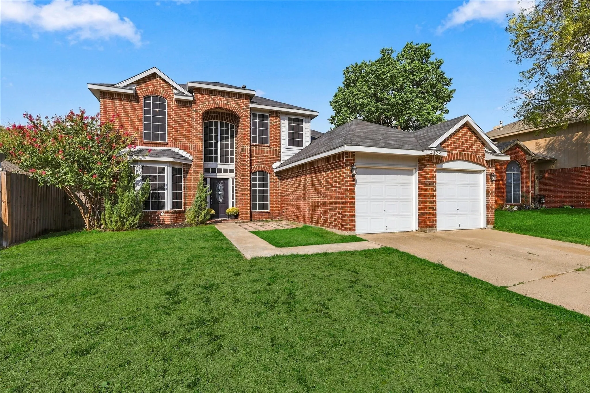 Single Family Residence For Sale in Tarrant County , 4323 Briar Hill Drive, Grand Prairie, Texas 75052, 3 Bedroom, 3 Bathroom, 2 Garage spaces, 2,036 Sqft, built in 1990, mls#21399930, Real Estate Agent in Grand Prairie, Homes For Sale in Tarrant county, Homes For Sale in Grand Prairie, Realtor in Grand Prairie Texas, Real Estate Brokerage Independent Realty Texas, Luminita Cordes Realtor