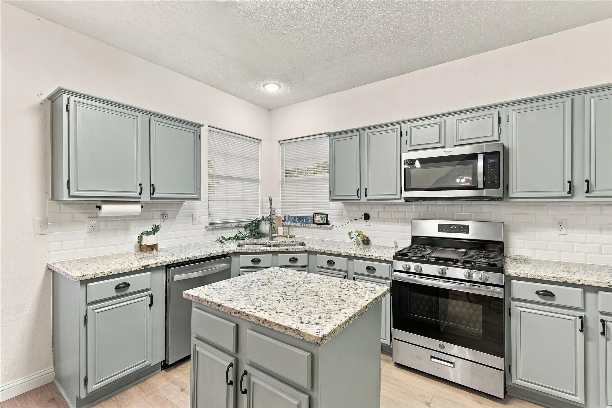 Single Family Residence For Sale in Tarrant County , 4323 Briar Hill Drive, Grand Prairie, Texas 75052, 3 Bedroom, 3 Bathroom, 2 Garage spaces, 2,036 Sqft, built in 1990, mls#21399930, Real Estate Agent in Grand Prairie, Homes For Sale in Tarrant county, Homes For Sale in Grand Prairie, Realtor in Grand Prairie Texas, Real Estate Brokerage Independent Realty Texas, Luminita Cordes Realtor
