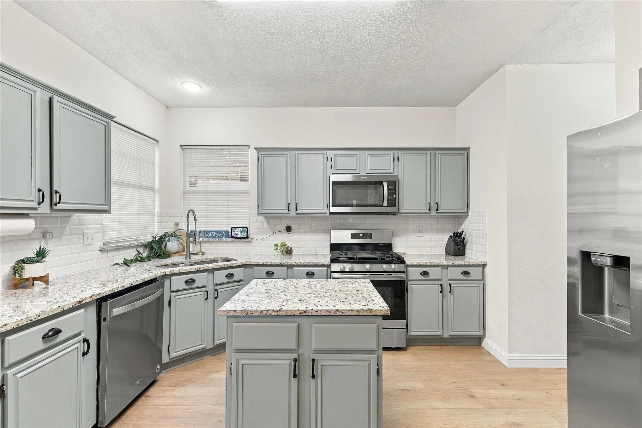 Single Family Residence For Sale in Tarrant County , 4323 Briar Hill Drive, Grand Prairie, Texas 75052, 3 Bedroom, 3 Bathroom, 2 Garage spaces, 2,036 Sqft, built in 1990, mls#21399930, Real Estate Agent in Grand Prairie, Homes For Sale in Tarrant county, Homes For Sale in Grand Prairie, Realtor in Grand Prairie Texas, Real Estate Brokerage Independent Realty Texas, Luminita Cordes Realtor