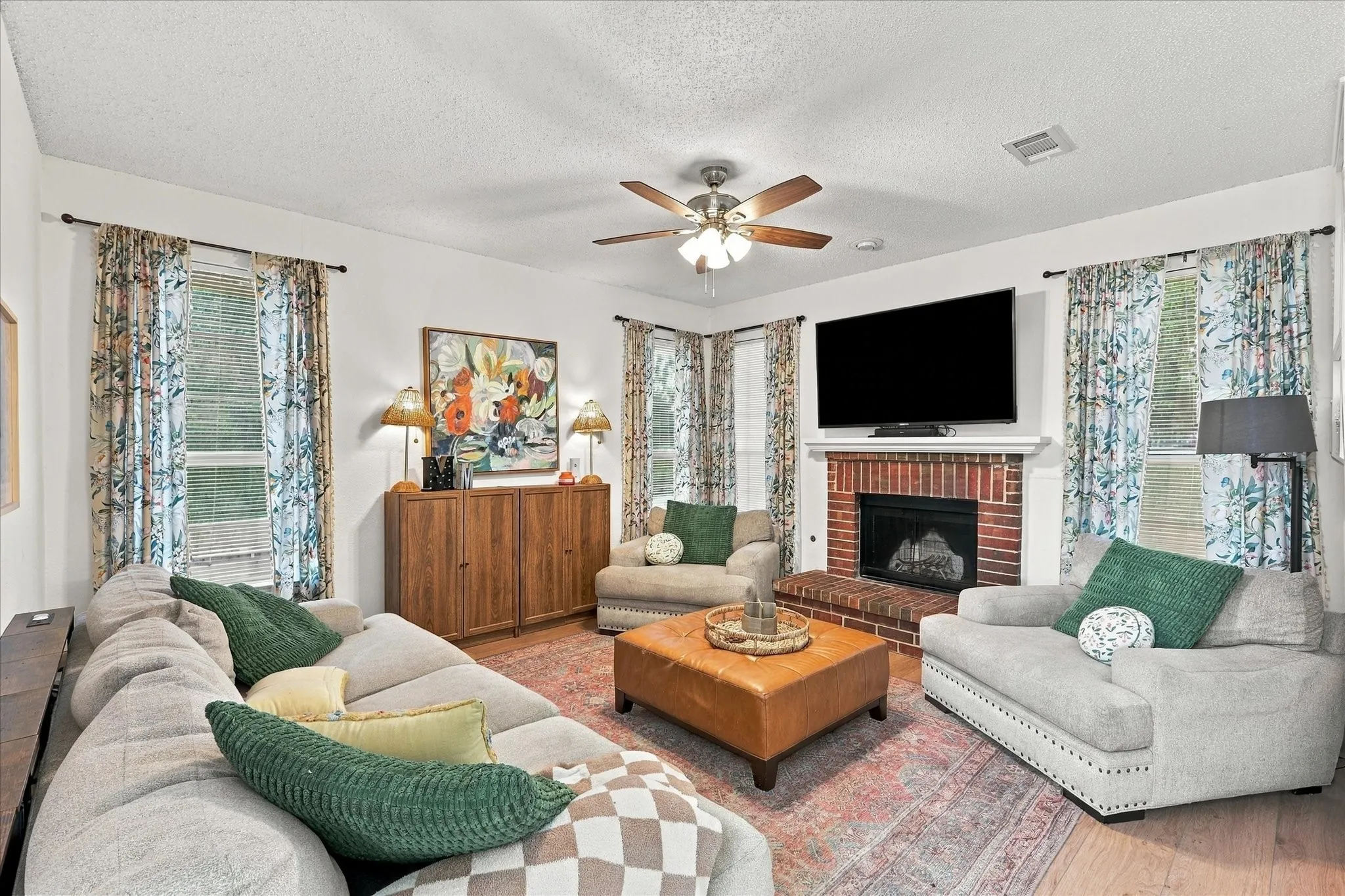 Single Family Residence For Sale in Tarrant County , 4323 Briar Hill Drive, Grand Prairie, Texas 75052, 3 Bedroom, 3 Bathroom, 2 Garage spaces, 2,036 Sqft, built in 1990, mls#21399930, Real Estate Agent in Grand Prairie, Homes For Sale in Tarrant county, Homes For Sale in Grand Prairie, Realtor in Grand Prairie Texas, Real Estate Brokerage Independent Realty Texas, Luminita Cordes Realtor