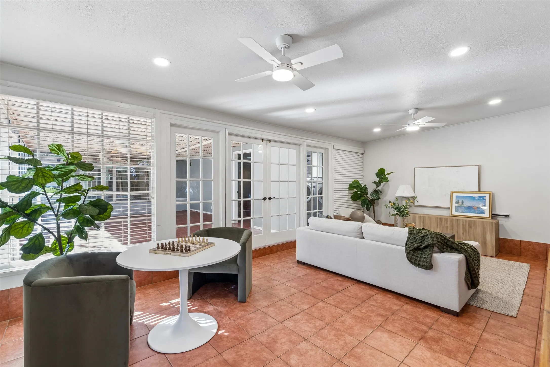 Single Family Residence For Sale in Dallas County , 807 N Tyler Street, Dallas, Texas 75208, 2 Bedroom, 2 Bathroom, 4 Garage spaces, 2,832 Sqft, built in 1925, mls#21401653, Real Estate Agent in Dallas, Homes For Sale in Dallas county, Homes For Sale in Dallas, Realtor in Dallas Texas, Real Estate Brokerage Independent Realty Texas, Luminita Cordes Realtor