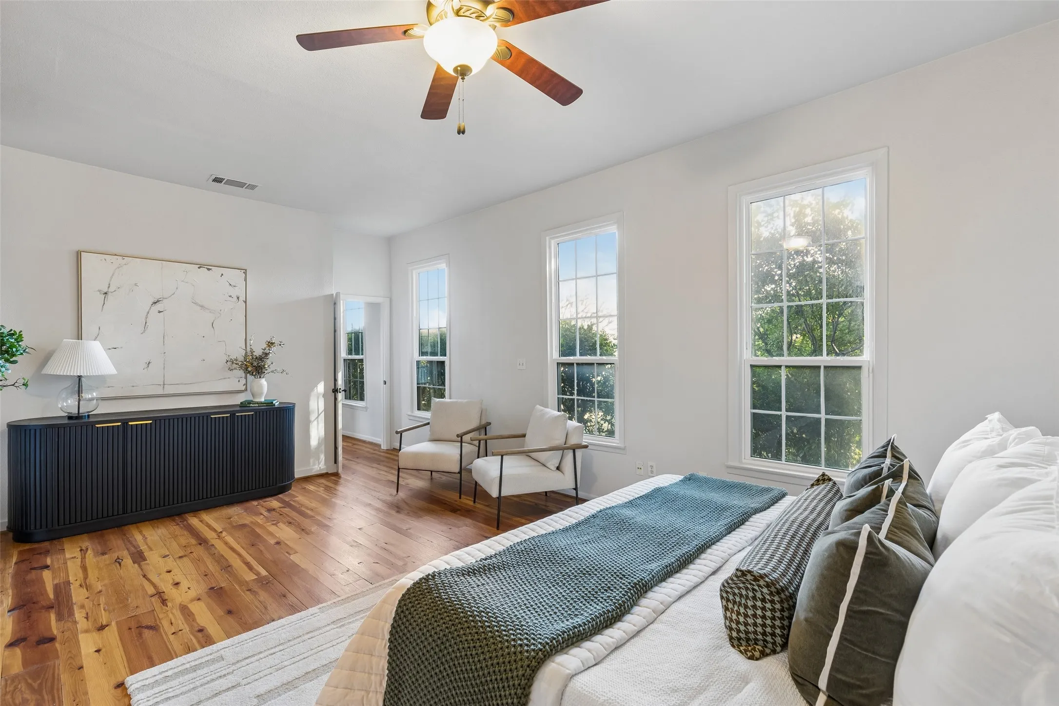 Single Family Residence For Sale in Dallas County , 807 N Tyler Street, Dallas, Texas 75208, 2 Bedroom, 2 Bathroom, 4 Garage spaces, 2,832 Sqft, built in 1925, mls#21401653, Real Estate Agent in Dallas, Homes For Sale in Dallas county, Homes For Sale in Dallas, Realtor in Dallas Texas, Real Estate Brokerage Independent Realty Texas, Luminita Cordes Realtor