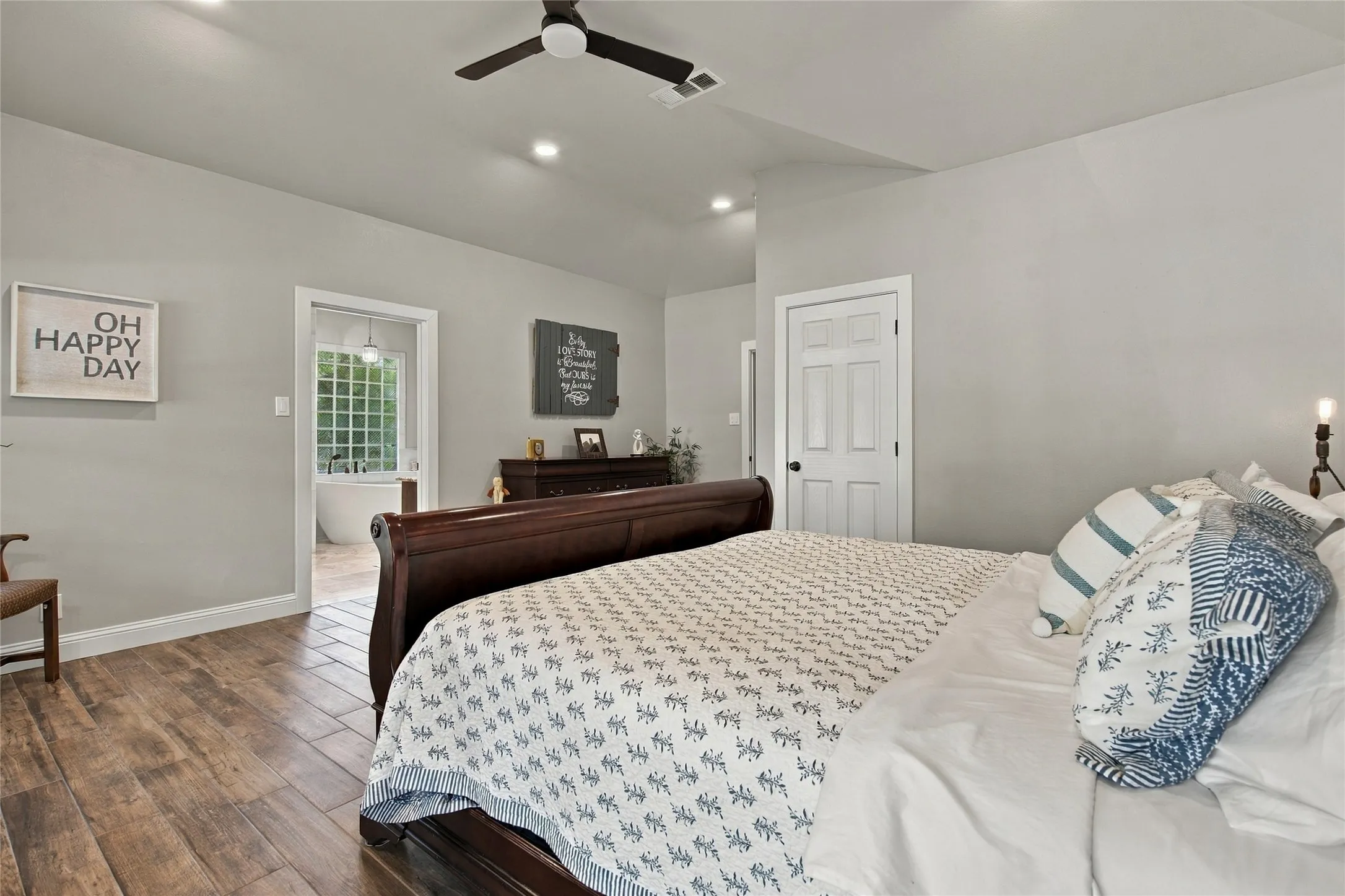 Vaulted ceiling with recessed lighting and a ceiling fan