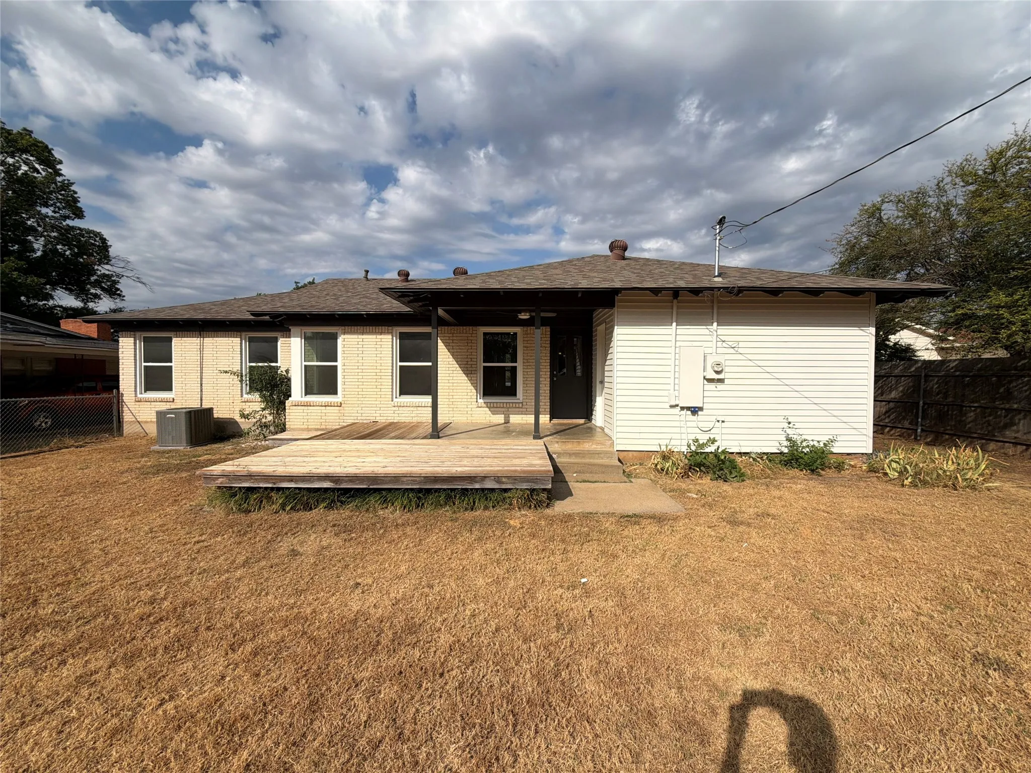 Single Family Residence For Sale in Tarrant County , 3009 Tex Boulevard, Fort Worth, Texas 76116, 3 Bedroom, 1 Bathroom, Garage spaces, 1,498 Sqft, built in 1954, mls#21401832, Real Estate Agent in Fort Worth, Homes For Sale in Tarrant county, Homes For Sale in Fort Worth, Realtor in Fort Worth Texas, Real Estate Brokerage Independent Realty Texas, Luminita Cordes Realtor