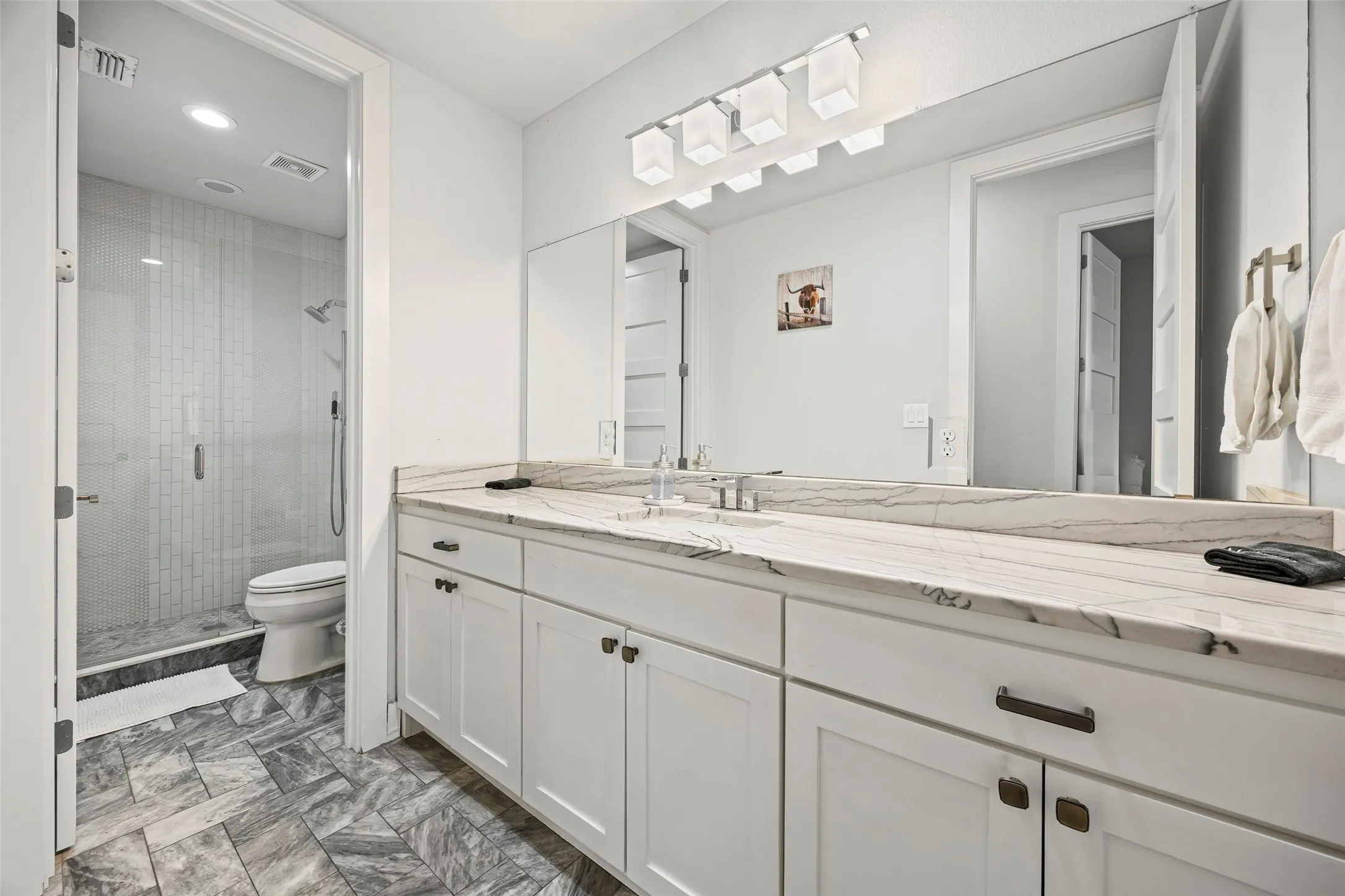 Full bathroom between bedrooms 2 & 3