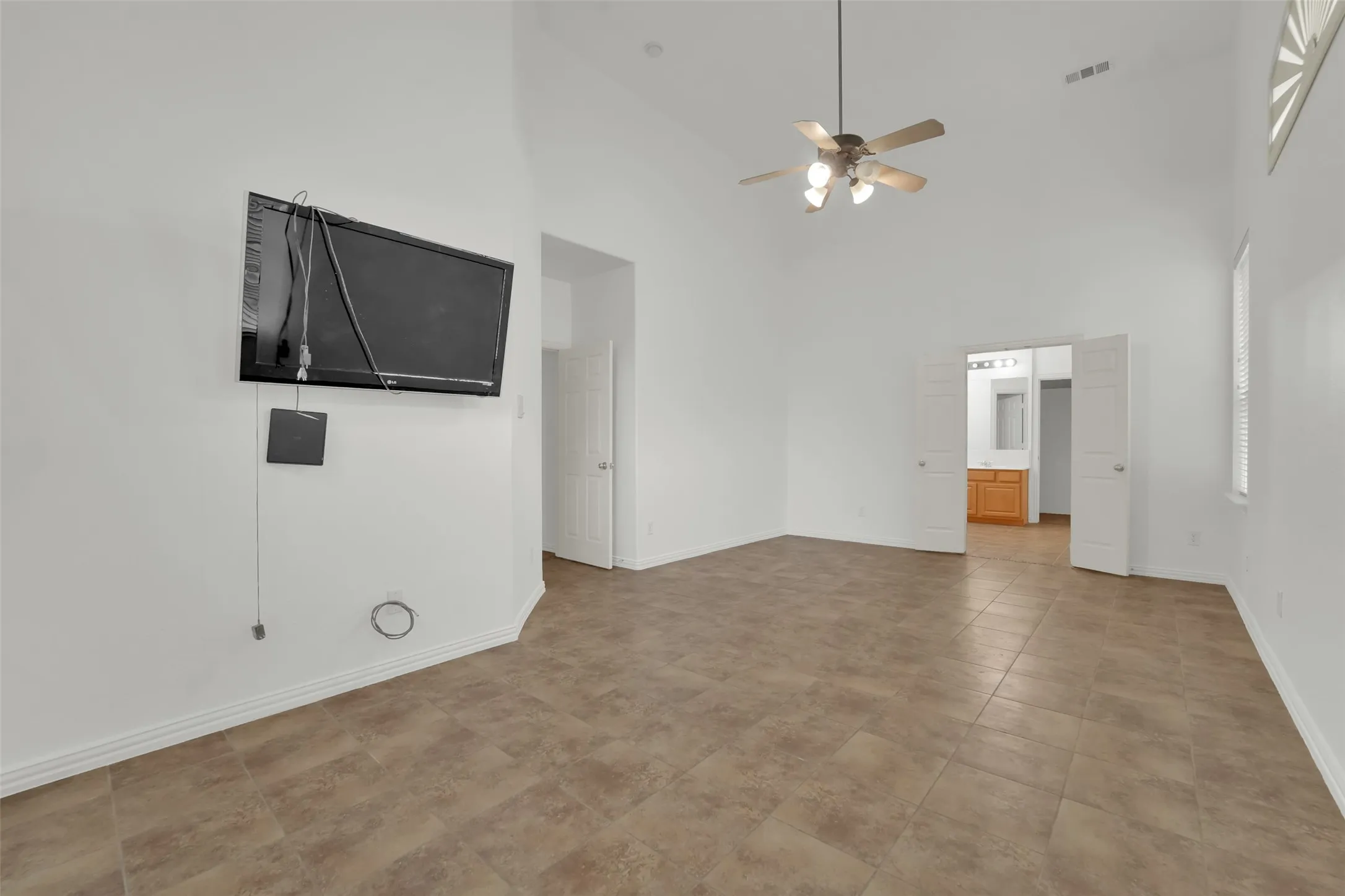 Single Family Residence For Sale in Tarrant County , 701 Walnut Bend Drive, Mansfield, Texas 76063, 7 Bedroom, 5 Bathroom, 2 Garage spaces, 4,051 Sqft, built in 2004, mls#21401829, Real Estate Agent in Mansfield, Homes For Sale in Tarrant county, Homes For Sale in Mansfield, Realtor in Mansfield Texas, Real Estate Brokerage Independent Realty Texas, Luminita Cordes Realtor