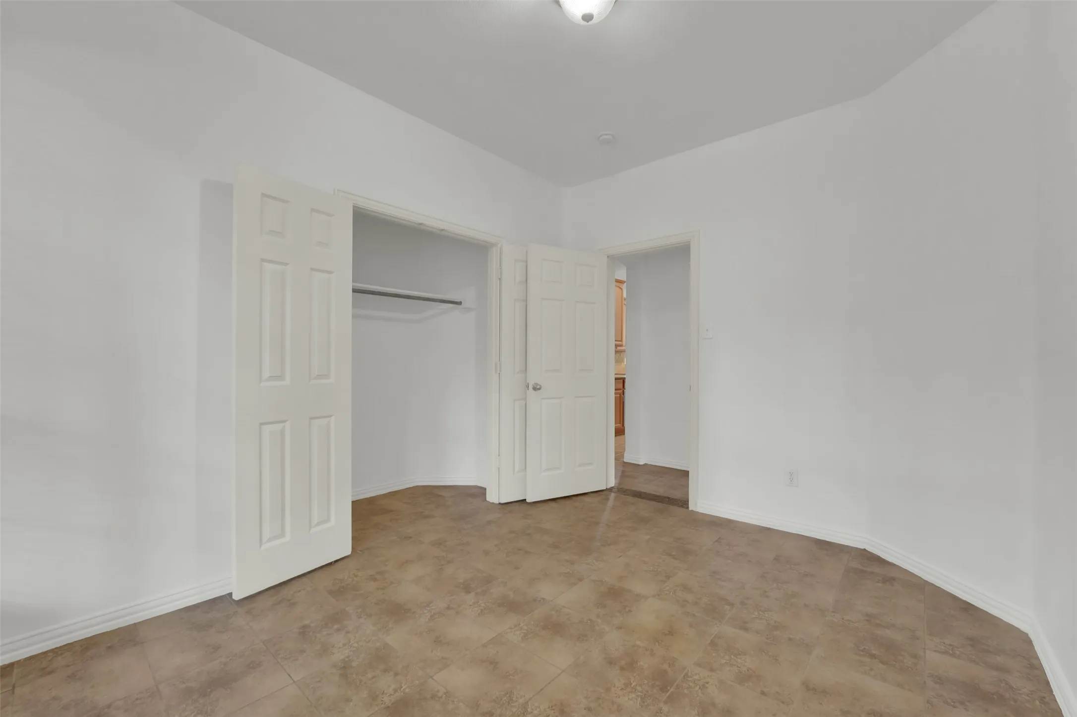 Single Family Residence For Sale in Tarrant County , 701 Walnut Bend Drive, Mansfield, Texas 76063, 7 Bedroom, 5 Bathroom, 2 Garage spaces, 4,051 Sqft, built in 2004, mls#21401829, Real Estate Agent in Mansfield, Homes For Sale in Tarrant county, Homes For Sale in Mansfield, Realtor in Mansfield Texas, Real Estate Brokerage Independent Realty Texas, Luminita Cordes Realtor