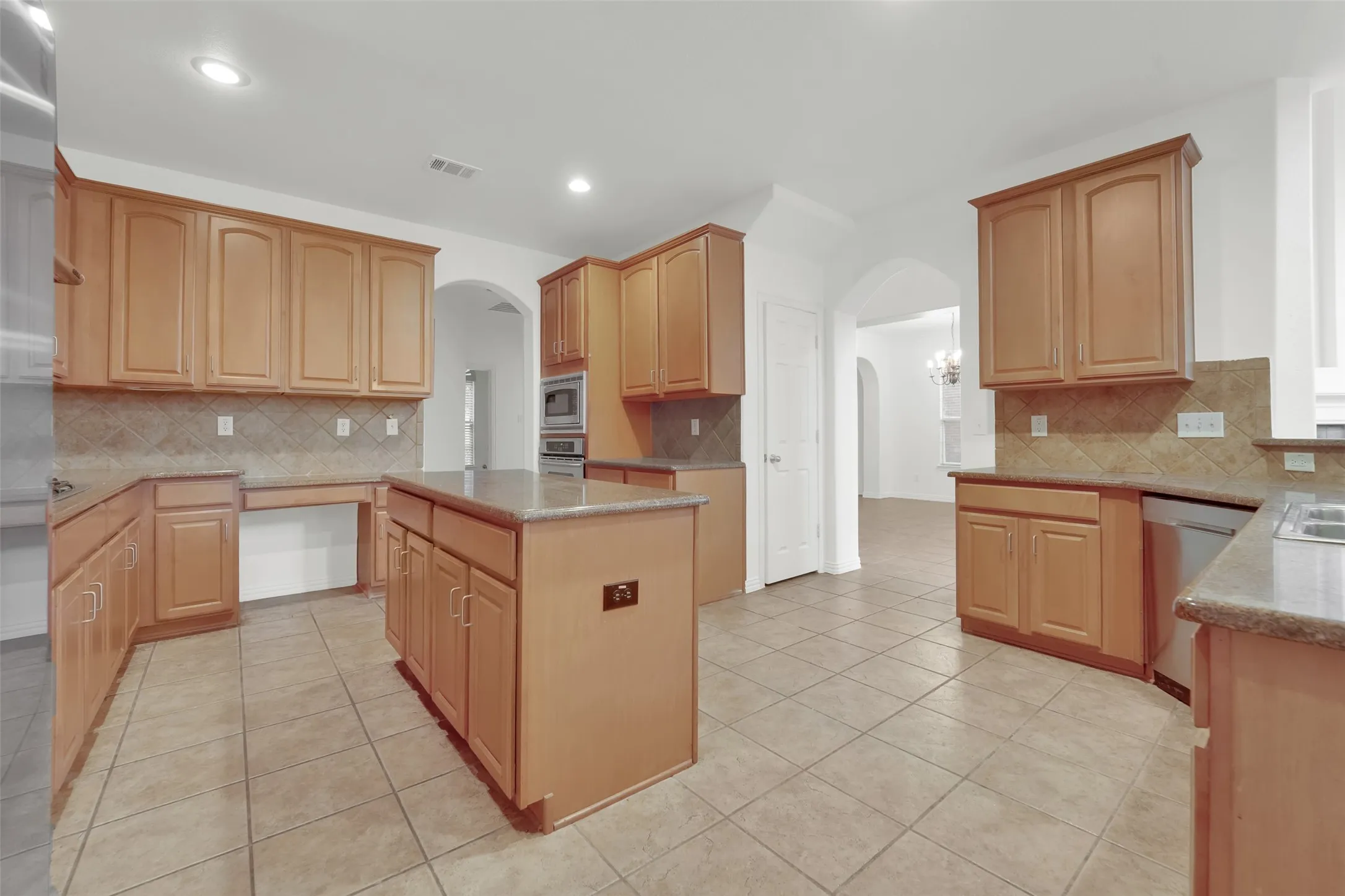 Single Family Residence For Sale in Tarrant County , 701 Walnut Bend Drive, Mansfield, Texas 76063, 7 Bedroom, 5 Bathroom, 2 Garage spaces, 4,051 Sqft, built in 2004, mls#21401829, Real Estate Agent in Mansfield, Homes For Sale in Tarrant county, Homes For Sale in Mansfield, Realtor in Mansfield Texas, Real Estate Brokerage Independent Realty Texas, Luminita Cordes Realtor