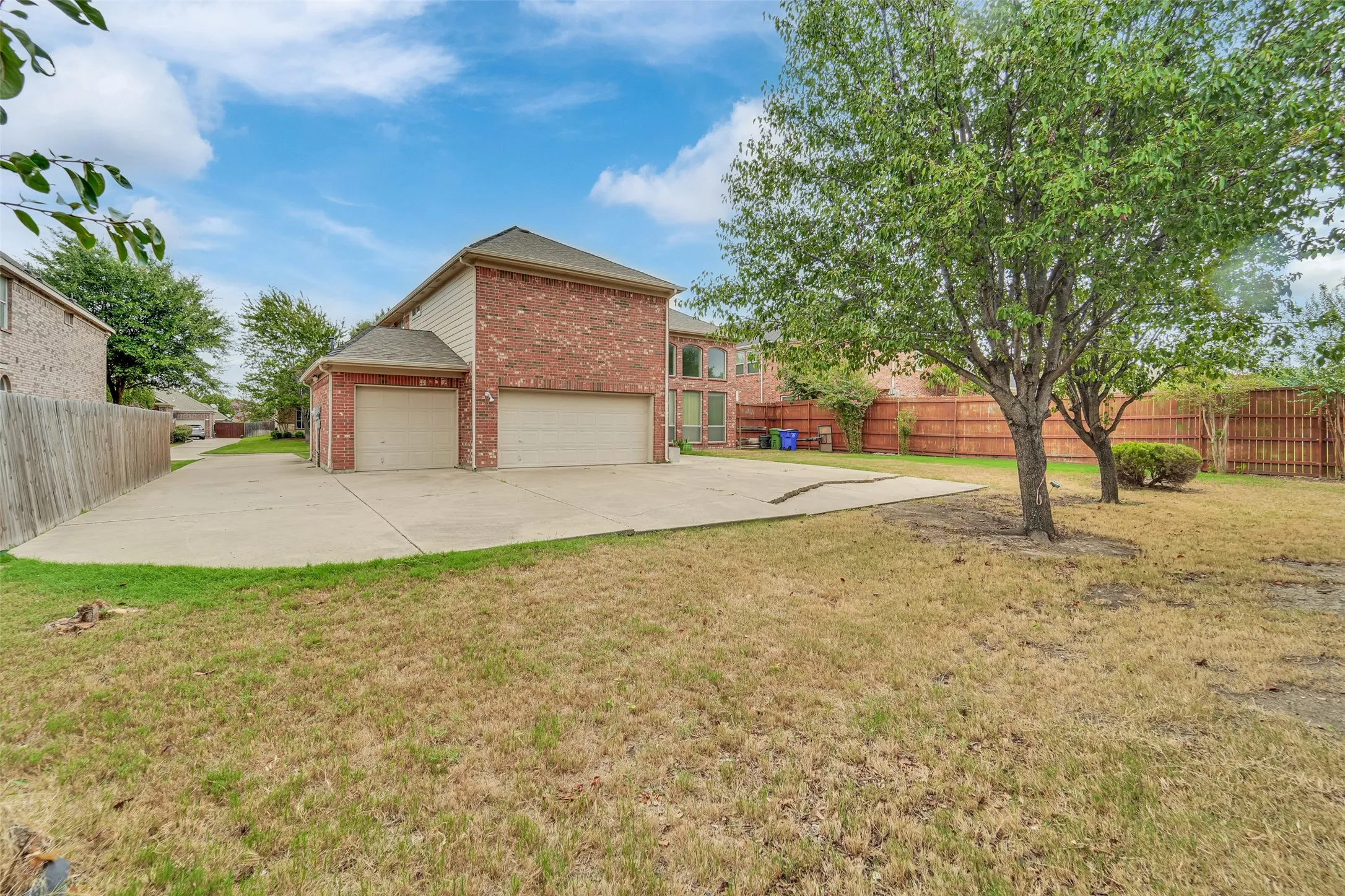 Single Family Residence For Sale in Tarrant County , 701 Walnut Bend Drive, Mansfield, Texas 76063, 7 Bedroom, 5 Bathroom, 2 Garage spaces, 4,051 Sqft, built in 2004, mls#21401829, Real Estate Agent in Mansfield, Homes For Sale in Tarrant county, Homes For Sale in Mansfield, Realtor in Mansfield Texas, Real Estate Brokerage Independent Realty Texas, Luminita Cordes Realtor