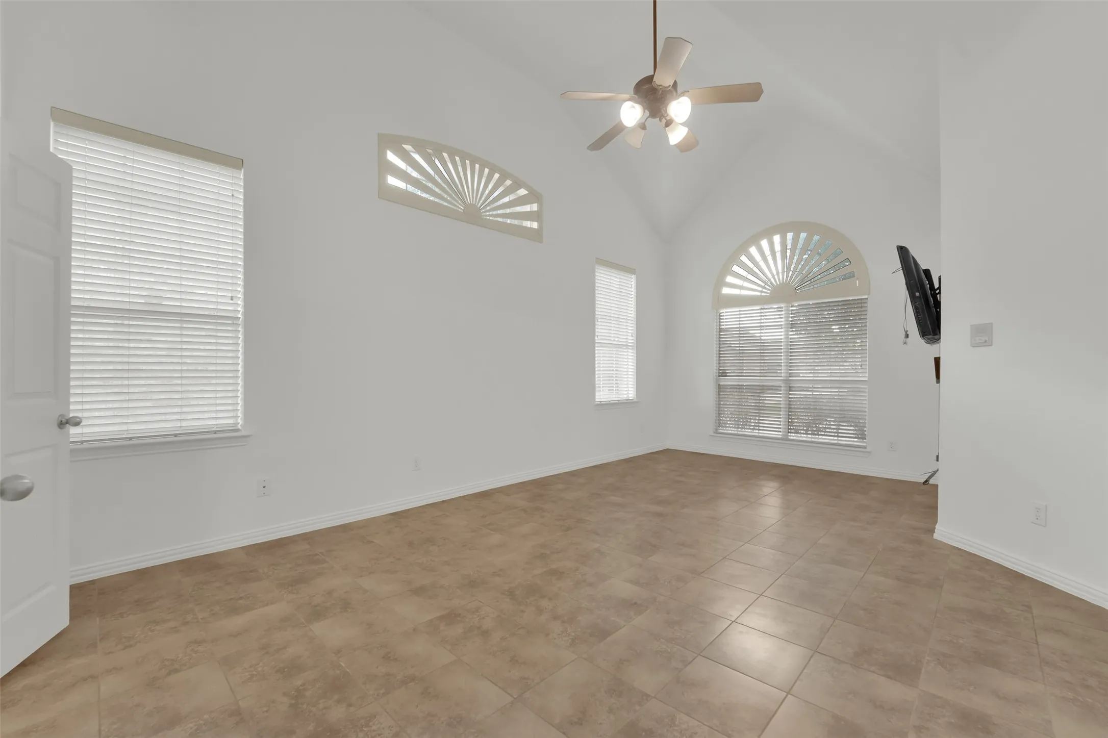 Single Family Residence For Sale in Tarrant County , 701 Walnut Bend Drive, Mansfield, Texas 76063, 7 Bedroom, 5 Bathroom, 2 Garage spaces, 4,051 Sqft, built in 2004, mls#21401829, Real Estate Agent in Mansfield, Homes For Sale in Tarrant county, Homes For Sale in Mansfield, Realtor in Mansfield Texas, Real Estate Brokerage Independent Realty Texas, Luminita Cordes Realtor