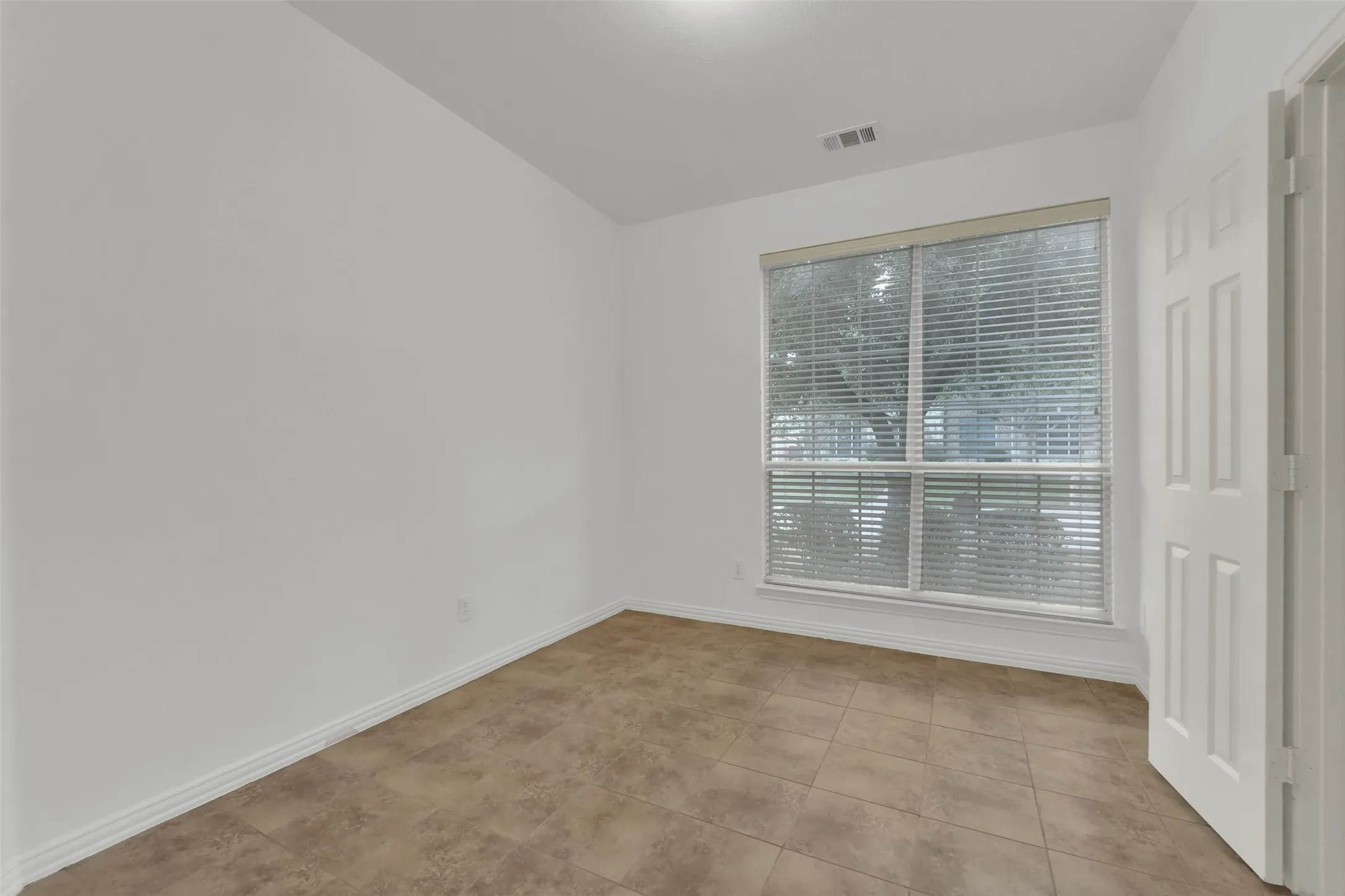 Single Family Residence For Sale in Tarrant County , 701 Walnut Bend Drive, Mansfield, Texas 76063, 7 Bedroom, 5 Bathroom, 2 Garage spaces, 4,051 Sqft, built in 2004, mls#21401829, Real Estate Agent in Mansfield, Homes For Sale in Tarrant county, Homes For Sale in Mansfield, Realtor in Mansfield Texas, Real Estate Brokerage Independent Realty Texas, Luminita Cordes Realtor