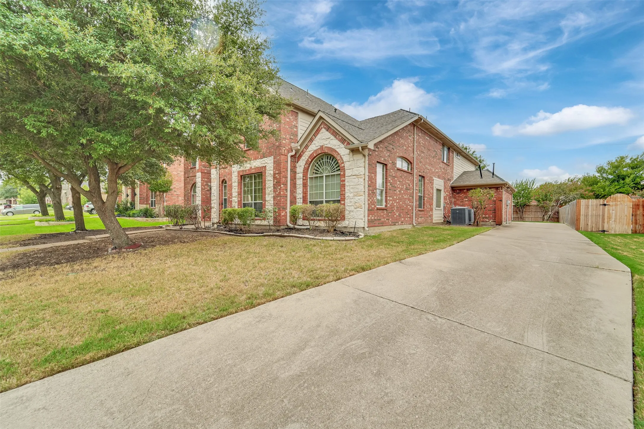 Single Family Residence For Sale in Tarrant County , 701 Walnut Bend Drive, Mansfield, Texas 76063, 7 Bedroom, 5 Bathroom, 2 Garage spaces, 4,051 Sqft, built in 2004, mls#21401829, Real Estate Agent in Mansfield, Homes For Sale in Tarrant county, Homes For Sale in Mansfield, Realtor in Mansfield Texas, Real Estate Brokerage Independent Realty Texas, Luminita Cordes Realtor