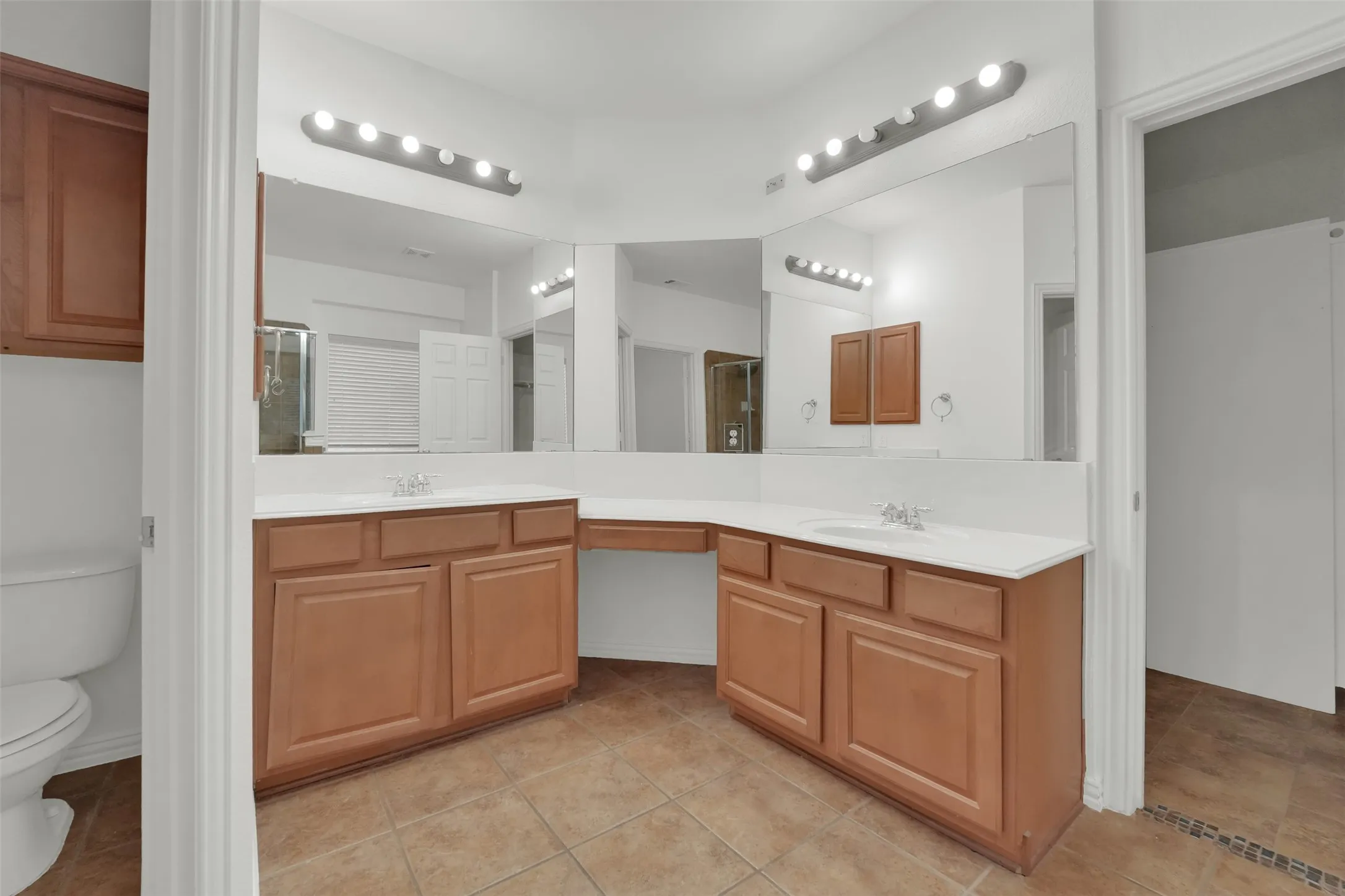 Single Family Residence For Sale in Tarrant County , 701 Walnut Bend Drive, Mansfield, Texas 76063, 7 Bedroom, 5 Bathroom, 2 Garage spaces, 4,051 Sqft, built in 2004, mls#21401829, Real Estate Agent in Mansfield, Homes For Sale in Tarrant county, Homes For Sale in Mansfield, Realtor in Mansfield Texas, Real Estate Brokerage Independent Realty Texas, Luminita Cordes Realtor