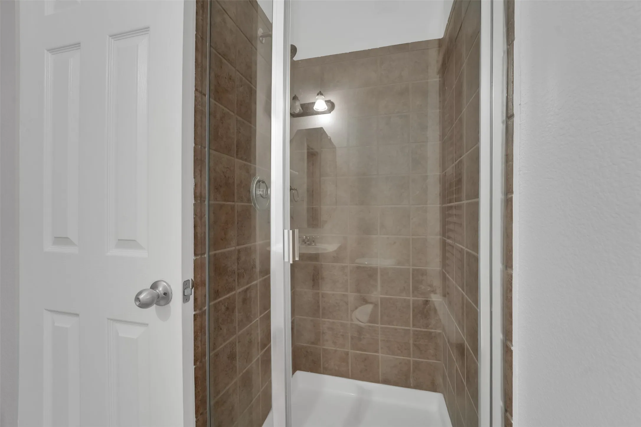Single Family Residence For Sale in Tarrant County , 701 Walnut Bend Drive, Mansfield, Texas 76063, 7 Bedroom, 5 Bathroom, 2 Garage spaces, 4,051 Sqft, built in 2004, mls#21401829, Real Estate Agent in Mansfield, Homes For Sale in Tarrant county, Homes For Sale in Mansfield, Realtor in Mansfield Texas, Real Estate Brokerage Independent Realty Texas, Luminita Cordes Realtor