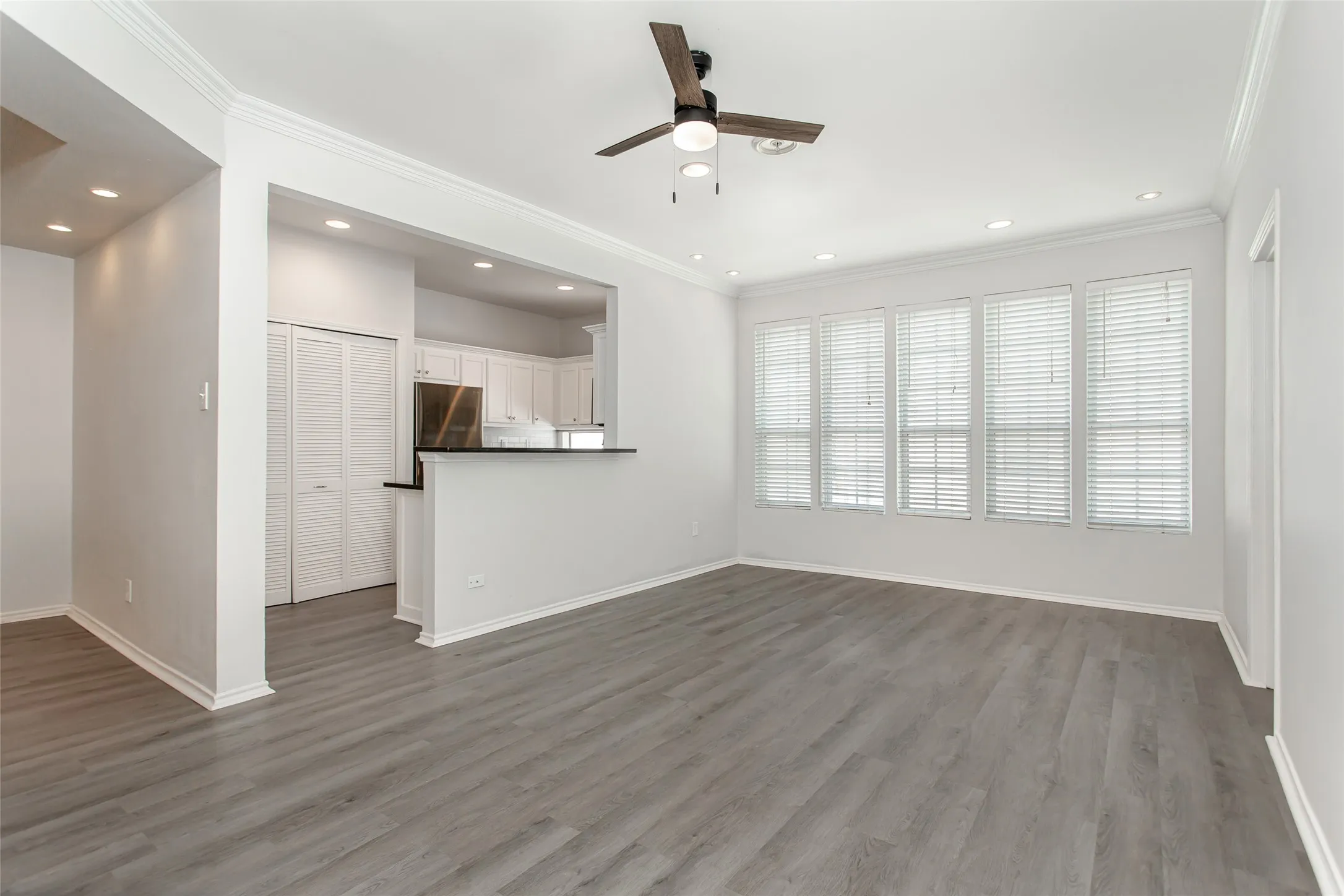Condominium For Sale in Dallas County , 4104 N Hall Street 216, Dallas, Texas 75219, 2 Bedroom, 2 Bathroom, Garage spaces, 922 Sqft, built in 1985, mls#21400519, Real Estate Agent in Dallas, Homes For Sale in Dallas county, Homes For Sale in Dallas, Realtor in Dallas Texas, Real Estate Brokerage Independent Realty Texas, Luminita Cordes Realtor