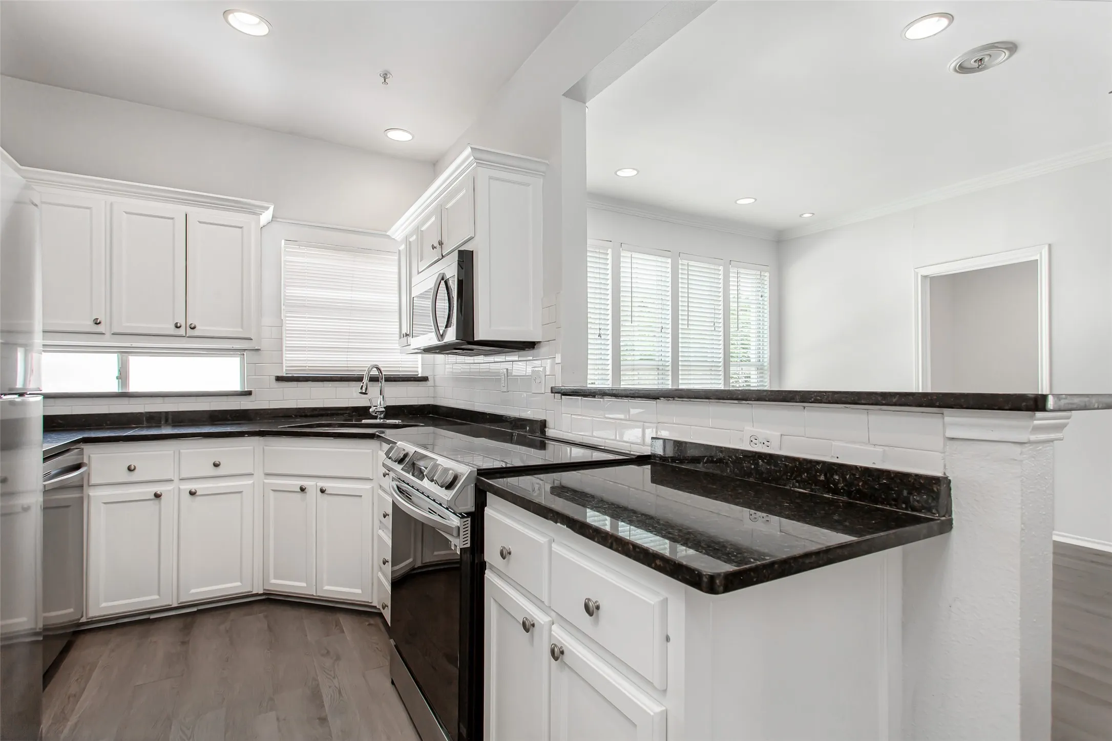 Condominium For Sale in Dallas County , 4104 N Hall Street 216, Dallas, Texas 75219, 2 Bedroom, 2 Bathroom, Garage spaces, 922 Sqft, built in 1985, mls#21400519, Real Estate Agent in Dallas, Homes For Sale in Dallas county, Homes For Sale in Dallas, Realtor in Dallas Texas, Real Estate Brokerage Independent Realty Texas, Luminita Cordes Realtor