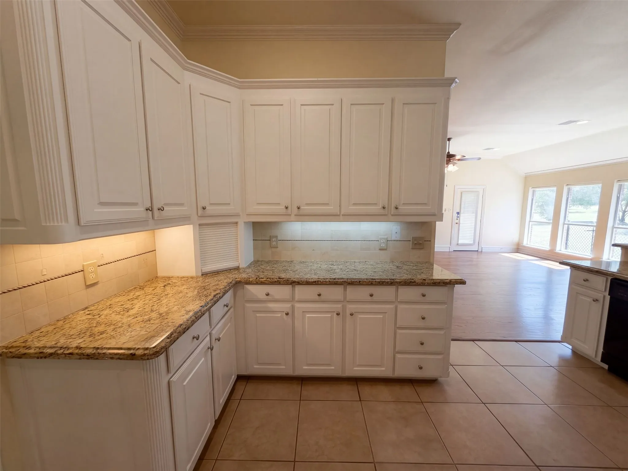 Single Family Residence For Sale in Dallas County , 2836 S Lakeview Drive, Cedar Hill, Texas 75104, 4 Bedroom, 4 Bathroom, 3 Garage spaces, 2,674 Sqft, built in 1999, mls#21401834, Real Estate Agent in Cedar Hill, Homes For Sale in Dallas county, Homes For Sale in Cedar Hill, Realtor in Cedar Hill Texas, Real Estate Brokerage Independent Realty Texas, Luminita Cordes Realtor