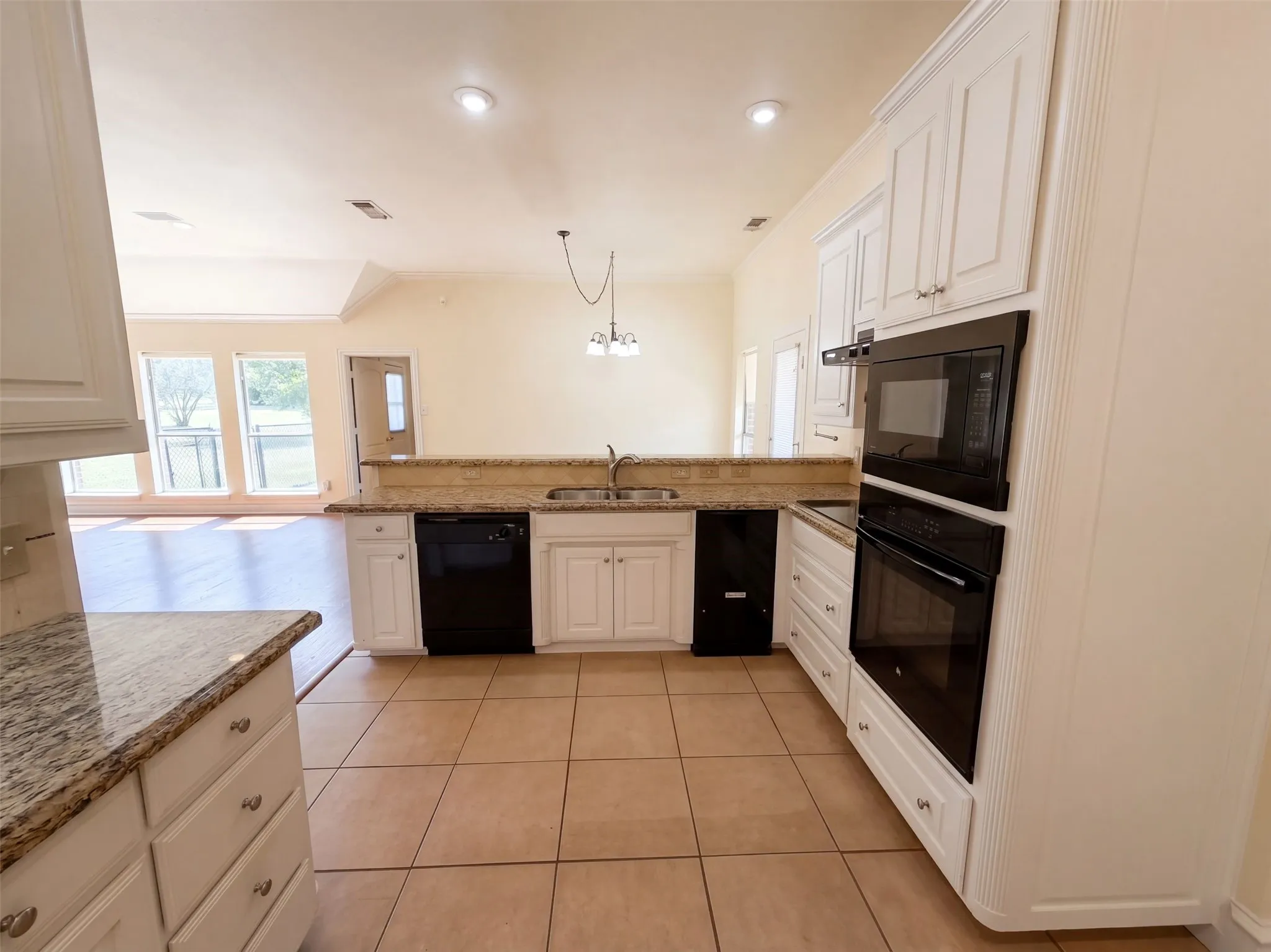Single Family Residence For Sale in Dallas County , 2836 S Lakeview Drive, Cedar Hill, Texas 75104, 4 Bedroom, 4 Bathroom, 3 Garage spaces, 2,674 Sqft, built in 1999, mls#21401834, Real Estate Agent in Cedar Hill, Homes For Sale in Dallas county, Homes For Sale in Cedar Hill, Realtor in Cedar Hill Texas, Real Estate Brokerage Independent Realty Texas, Luminita Cordes Realtor