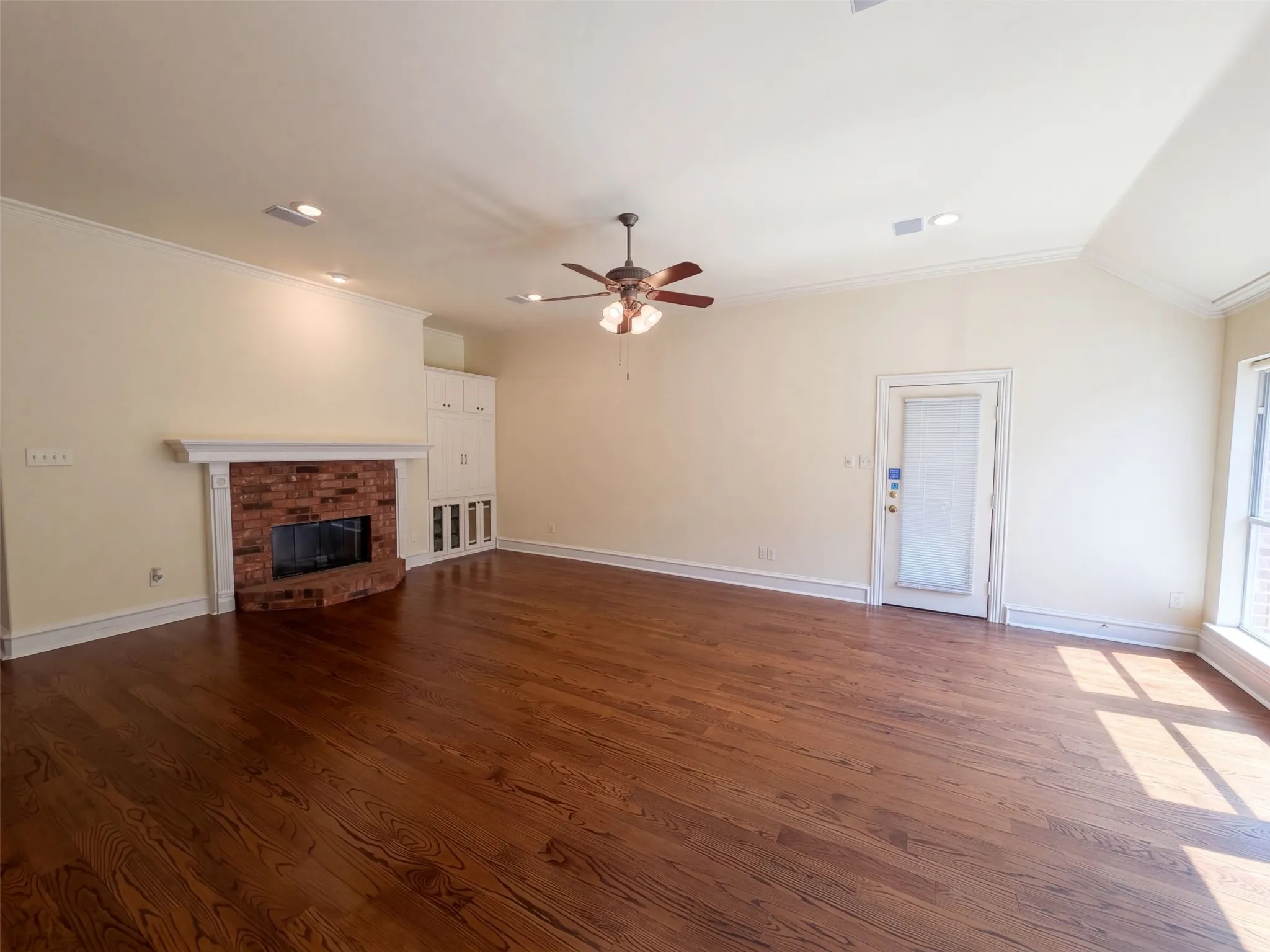 Single Family Residence For Sale in Dallas County , 2836 S Lakeview Drive, Cedar Hill, Texas 75104, 4 Bedroom, 4 Bathroom, 3 Garage spaces, 2,674 Sqft, built in 1999, mls#21401834, Real Estate Agent in Cedar Hill, Homes For Sale in Dallas county, Homes For Sale in Cedar Hill, Realtor in Cedar Hill Texas, Real Estate Brokerage Independent Realty Texas, Luminita Cordes Realtor