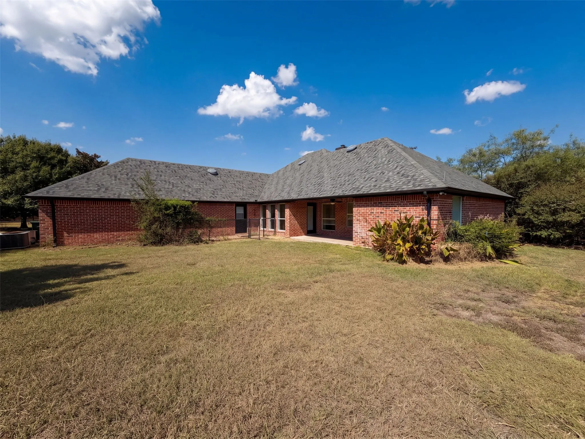 Single Family Residence For Sale in Dallas County , 2836 S Lakeview Drive, Cedar Hill, Texas 75104, 4 Bedroom, 4 Bathroom, 3 Garage spaces, 2,674 Sqft, built in 1999, mls#21401834, Real Estate Agent in Cedar Hill, Homes For Sale in Dallas county, Homes For Sale in Cedar Hill, Realtor in Cedar Hill Texas, Real Estate Brokerage Independent Realty Texas, Luminita Cordes Realtor