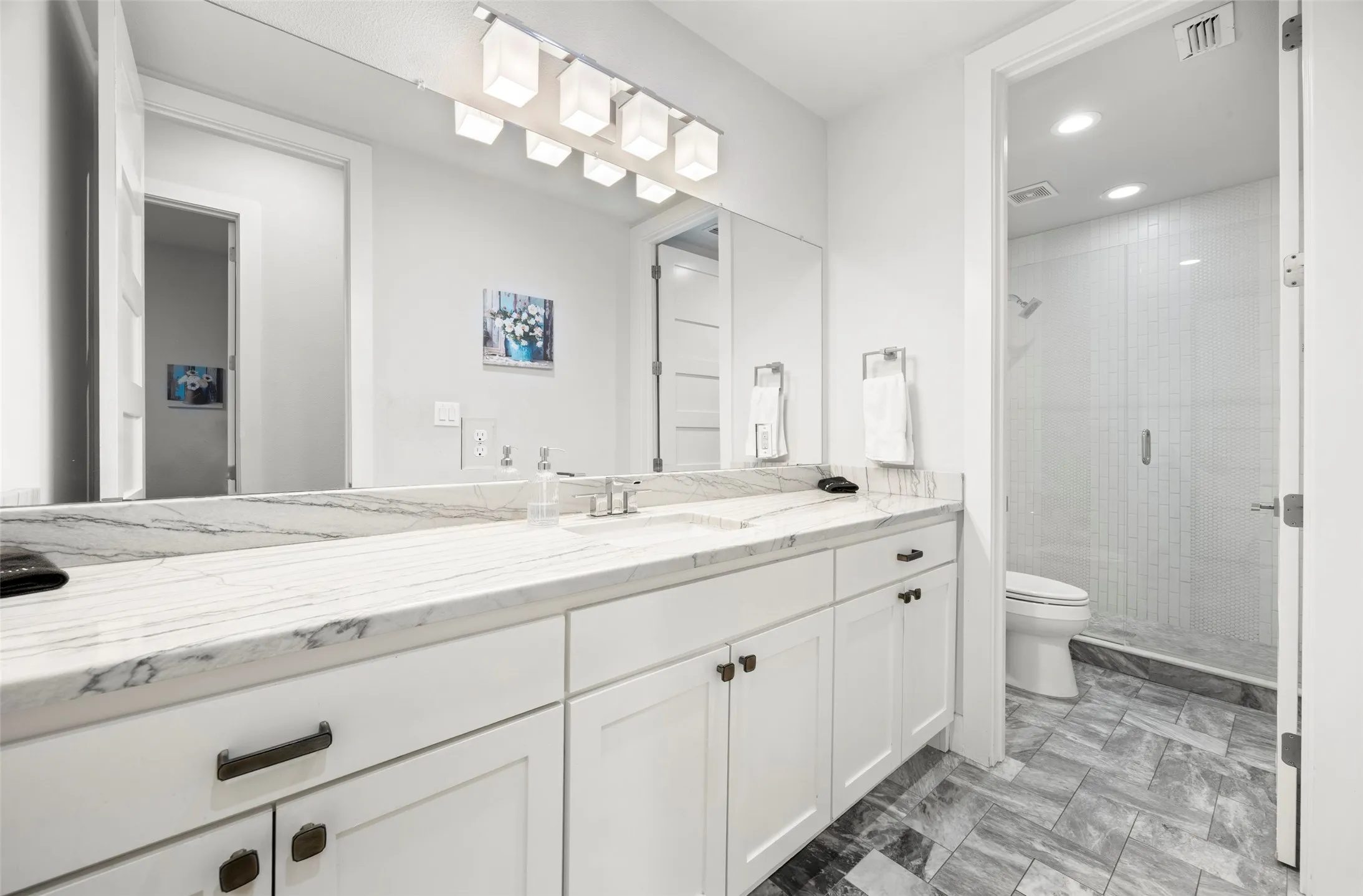 Full bathroom between bedrooms 2 & 3
