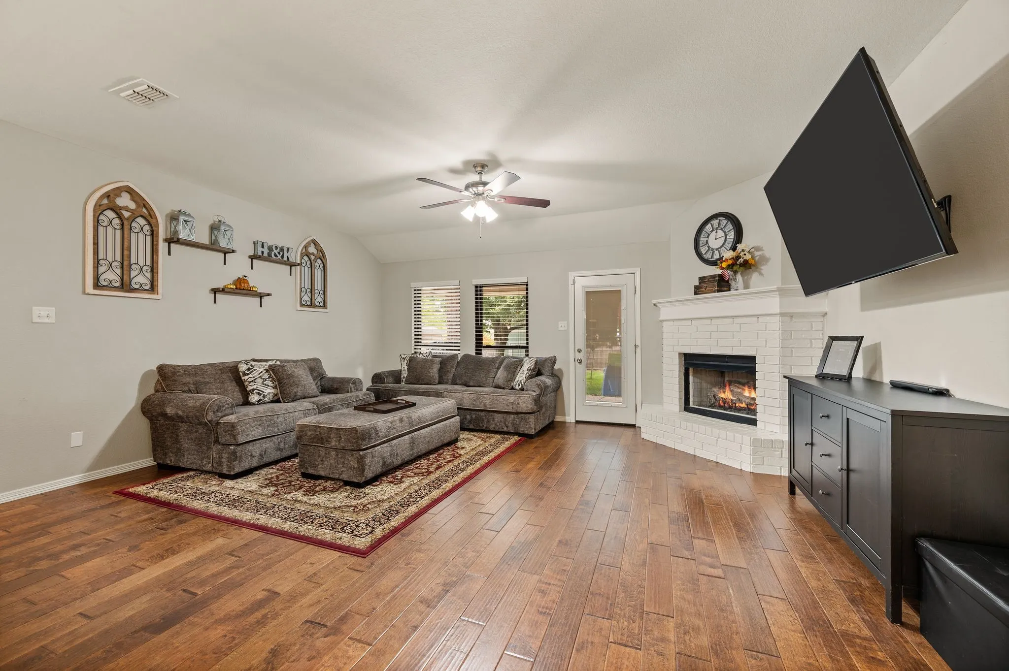 Single Family Residence For Sale in Tarrant County , 725 Big Willow Drive, Saginaw, Texas 76179, 4 Bedroom, 2 Bathroom, 2 Garage spaces, 2,015 Sqft, built in 2000, mls#21399673, Real Estate Agent in Saginaw, Homes For Sale in Tarrant county, Homes For Sale in Saginaw, Realtor in Saginaw Texas, Real Estate Brokerage Independent Realty Texas, Luminita Cordes Realtor