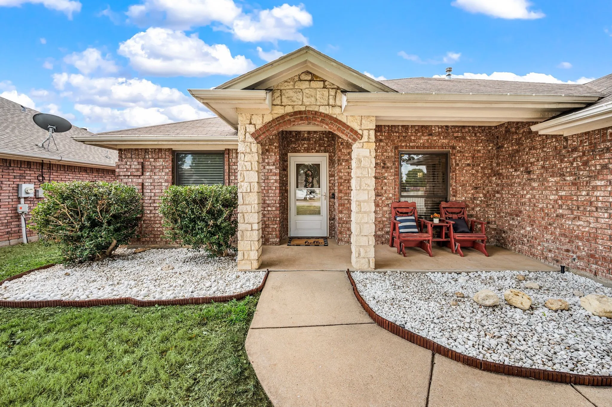 Single Family Residence For Sale in Tarrant County , 725 Big Willow Drive, Saginaw, Texas 76179, 4 Bedroom, 2 Bathroom, 2 Garage spaces, 2,015 Sqft, built in 2000, mls#21399673, Real Estate Agent in Saginaw, Homes For Sale in Tarrant county, Homes For Sale in Saginaw, Realtor in Saginaw Texas, Real Estate Brokerage Independent Realty Texas, Luminita Cordes Realtor