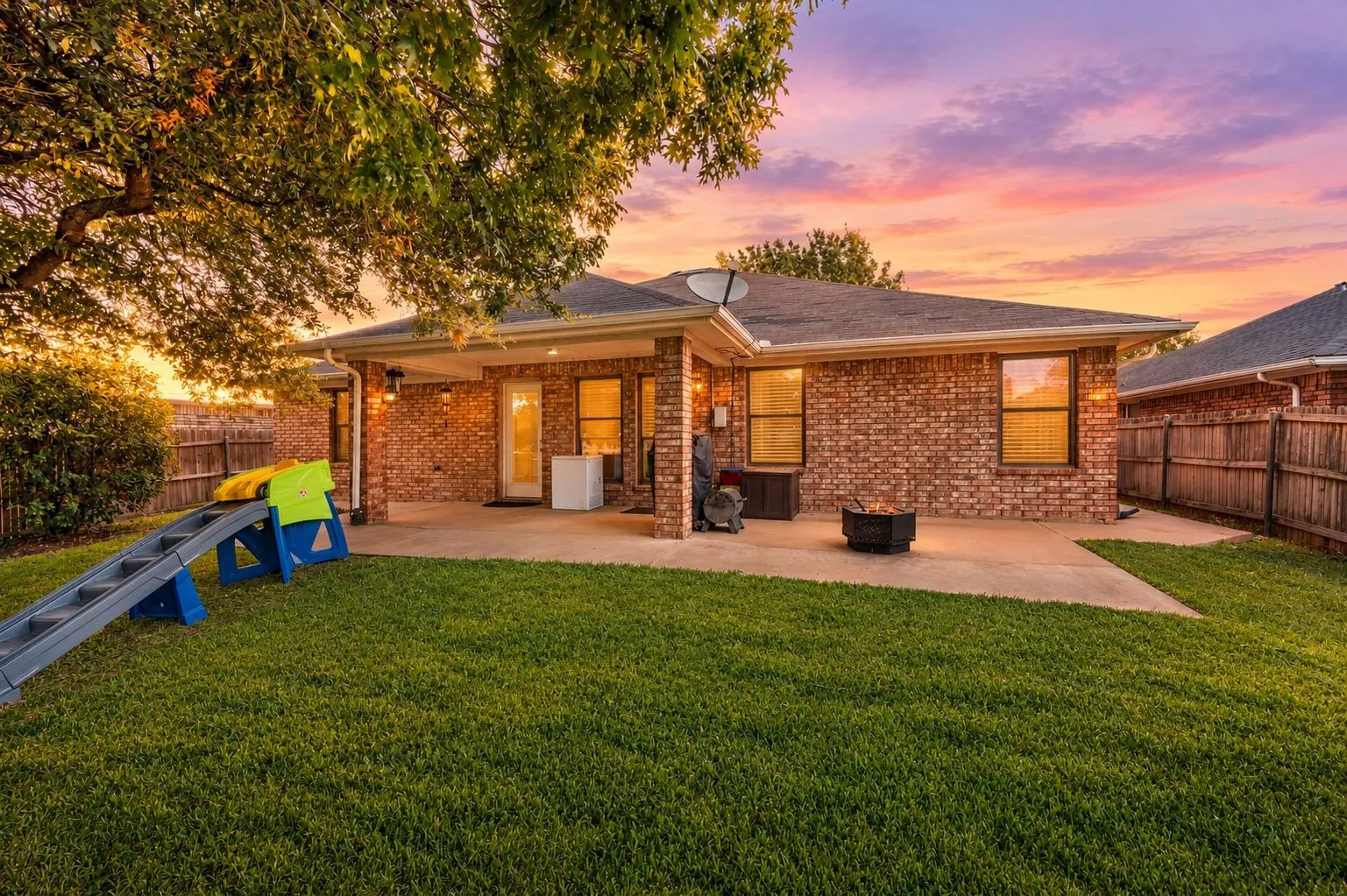 Single Family Residence For Sale in Tarrant County , 725 Big Willow Drive, Saginaw, Texas 76179, 4 Bedroom, 2 Bathroom, 2 Garage spaces, 2,015 Sqft, built in 2000, mls#21399673, Real Estate Agent in Saginaw, Homes For Sale in Tarrant county, Homes For Sale in Saginaw, Realtor in Saginaw Texas, Real Estate Brokerage Independent Realty Texas, Luminita Cordes Realtor