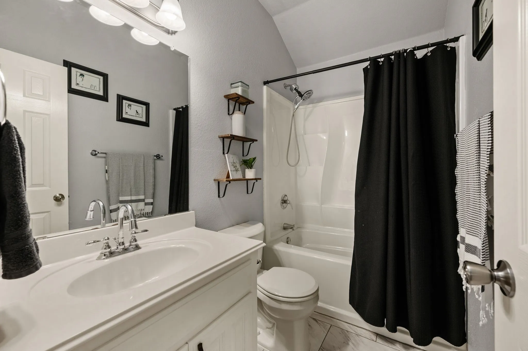 Single Family Residence For Sale in Tarrant County , 725 Big Willow Drive, Saginaw, Texas 76179, 4 Bedroom, 2 Bathroom, 2 Garage spaces, 2,015 Sqft, built in 2000, mls#21399673, Real Estate Agent in Saginaw, Homes For Sale in Tarrant county, Homes For Sale in Saginaw, Realtor in Saginaw Texas, Real Estate Brokerage Independent Realty Texas, Luminita Cordes Realtor