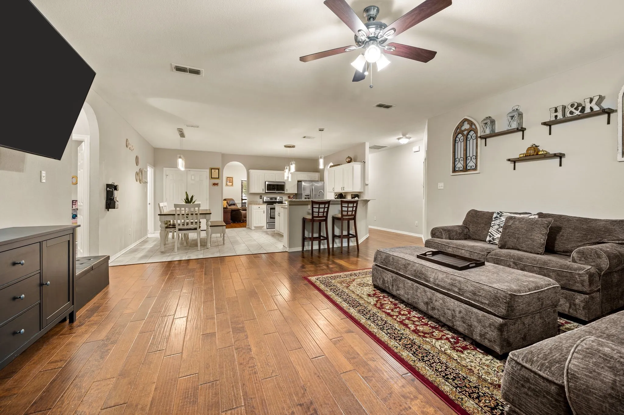 Single Family Residence For Sale in Tarrant County , 725 Big Willow Drive, Saginaw, Texas 76179, 4 Bedroom, 2 Bathroom, 2 Garage spaces, 2,015 Sqft, built in 2000, mls#21399673, Real Estate Agent in Saginaw, Homes For Sale in Tarrant county, Homes For Sale in Saginaw, Realtor in Saginaw Texas, Real Estate Brokerage Independent Realty Texas, Luminita Cordes Realtor