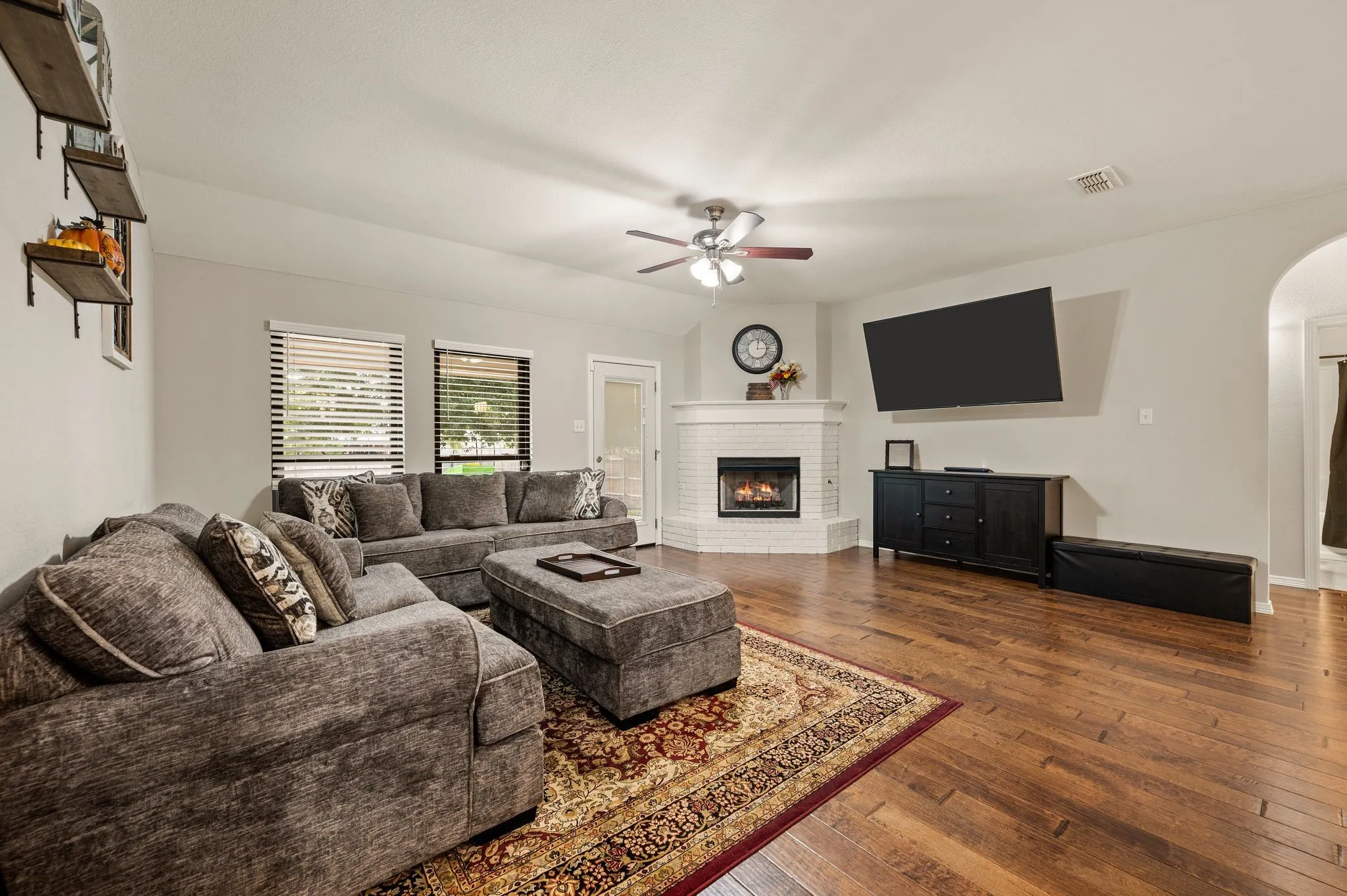 Single Family Residence For Sale in Tarrant County , 725 Big Willow Drive, Saginaw, Texas 76179, 4 Bedroom, 2 Bathroom, 2 Garage spaces, 2,015 Sqft, built in 2000, mls#21399673, Real Estate Agent in Saginaw, Homes For Sale in Tarrant county, Homes For Sale in Saginaw, Realtor in Saginaw Texas, Real Estate Brokerage Independent Realty Texas, Luminita Cordes Realtor