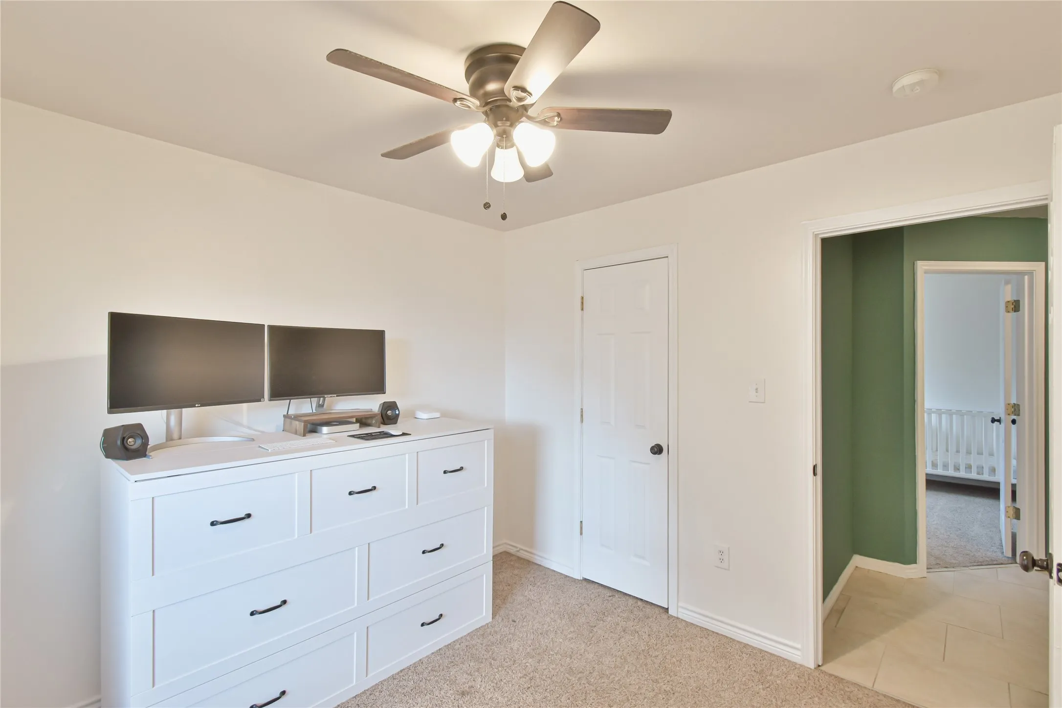 Ceiling fan with integrated lighting