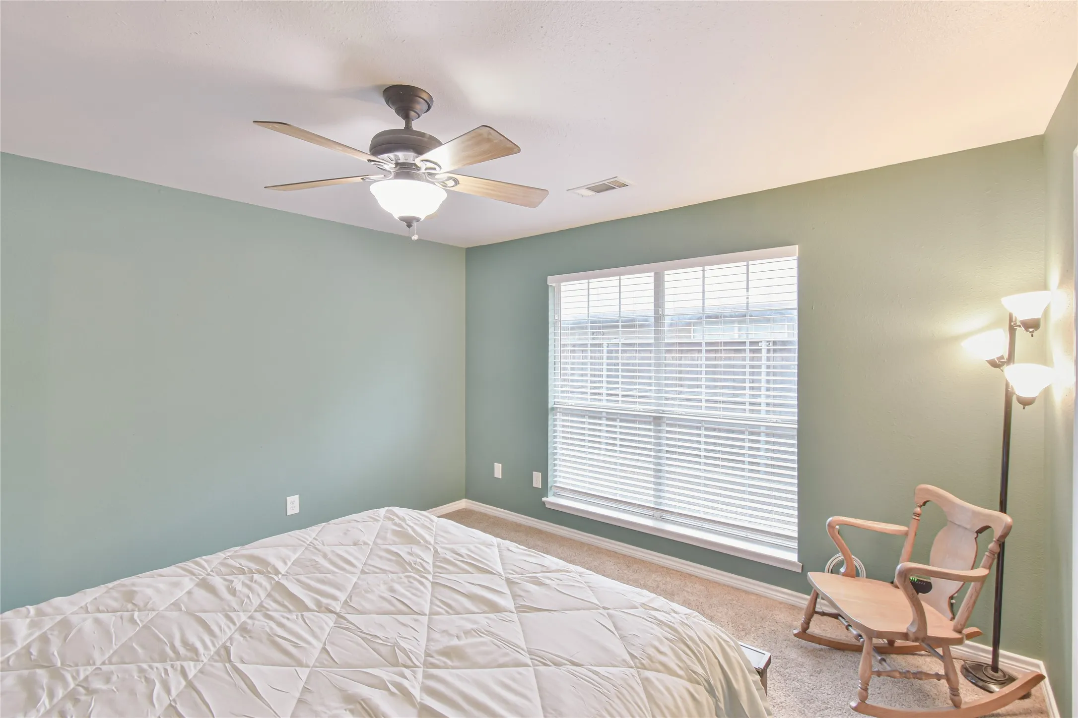 Recessed window with horizontal blinds