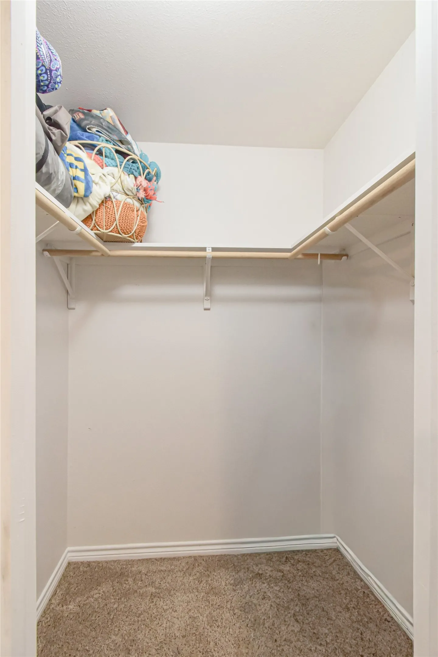 L-shaped closet shelving and hanging rods