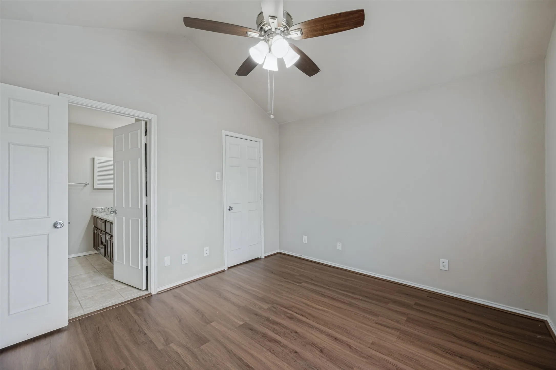 Condominium For Sale in Tarrant County , 256 Jefferson Parkway, Fort Worth, Texas 76107, 1 Bedroom, 1 Bathroom, Garage spaces, 806 Sqft, built in 1984, mls#21400585, Real Estate Agent in Fort Worth, Homes For Sale in Tarrant county, Homes For Sale in Fort Worth, Realtor in Fort Worth Texas, Real Estate Brokerage Independent Realty Texas, Luminita Cordes Realtor