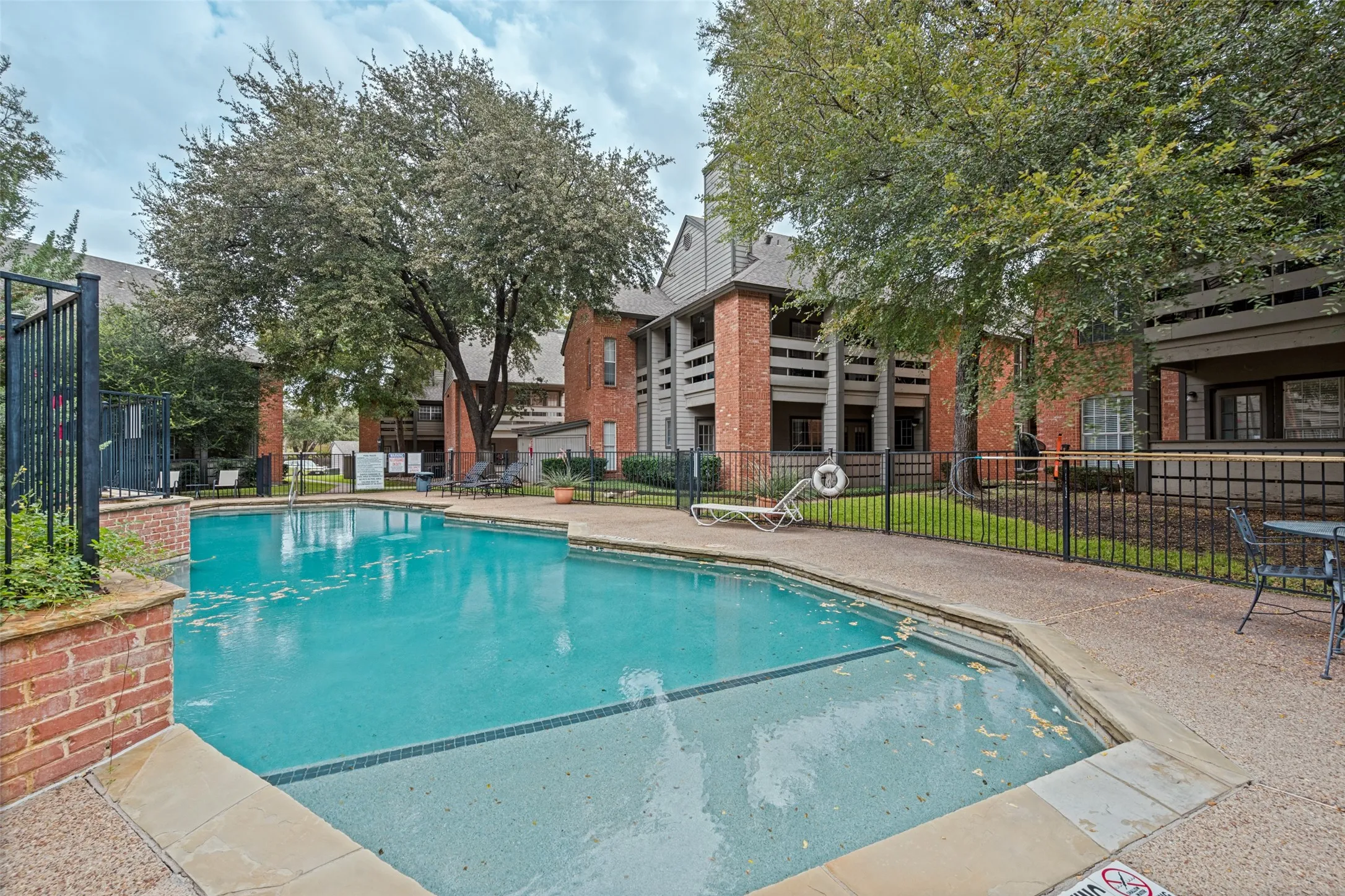 Condominium For Sale in Tarrant County , 256 Jefferson Parkway, Fort Worth, Texas 76107, 1 Bedroom, 1 Bathroom, Garage spaces, 806 Sqft, built in 1984, mls#21400585, Real Estate Agent in Fort Worth, Homes For Sale in Tarrant county, Homes For Sale in Fort Worth, Realtor in Fort Worth Texas, Real Estate Brokerage Independent Realty Texas, Luminita Cordes Realtor